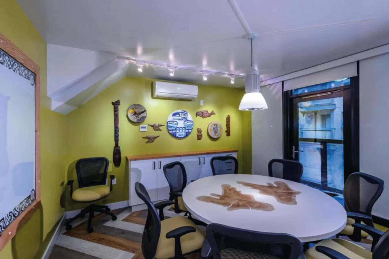 Meeting/conference room in Skwachàys Lodge