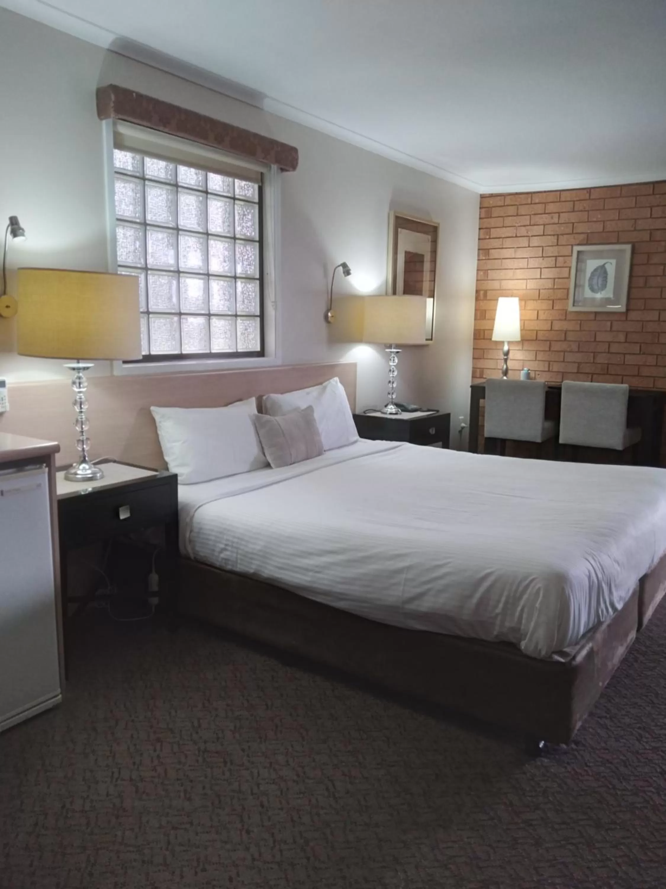 Bed in Bristol Hill Motor Inn