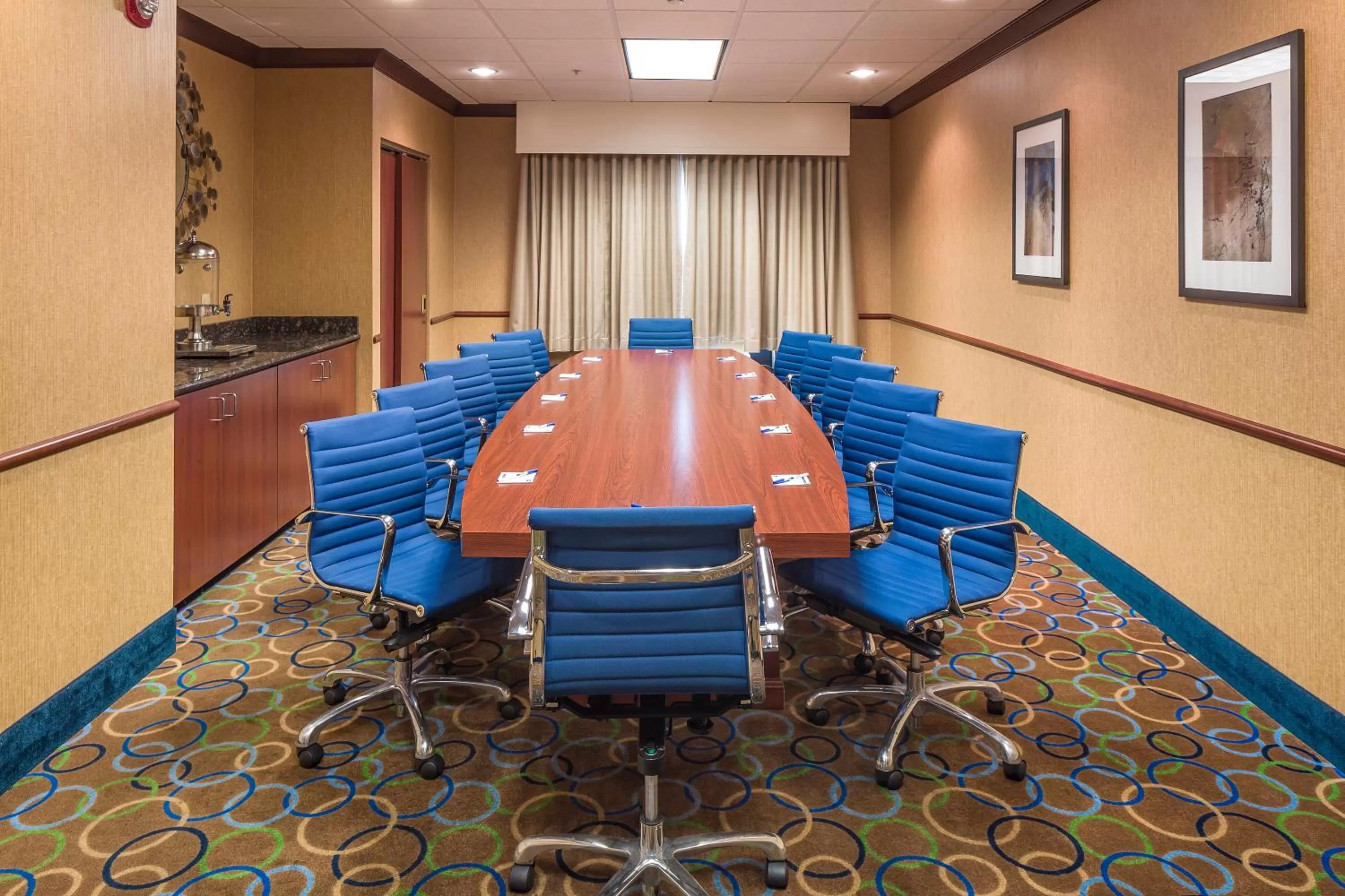 Meeting/conference room in Holiday Inn Express Hotel & Suites Manchester - Airport by IHG