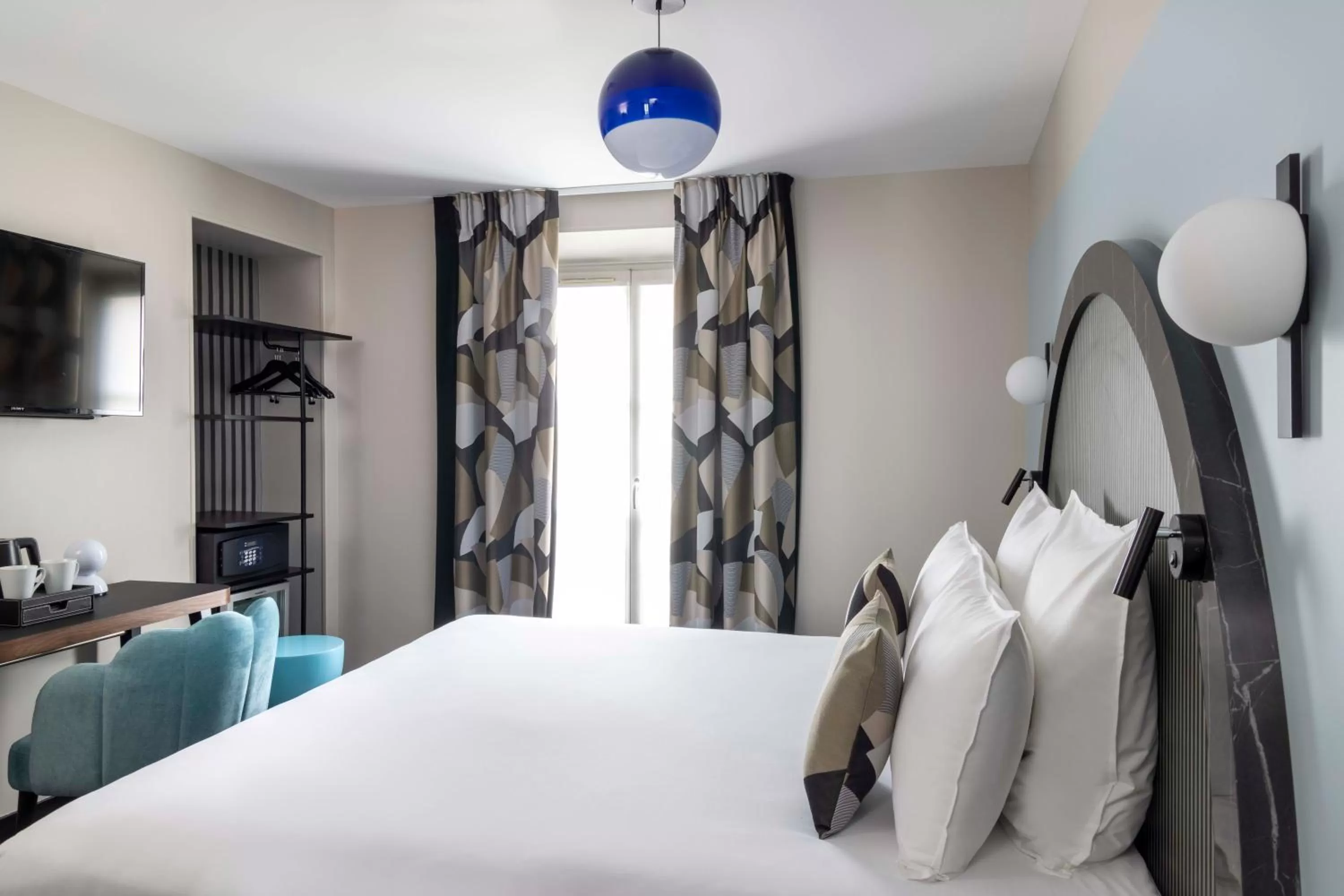 Photo of the whole room, Bed in Hôtel Regina Opéra Grands Boulevards