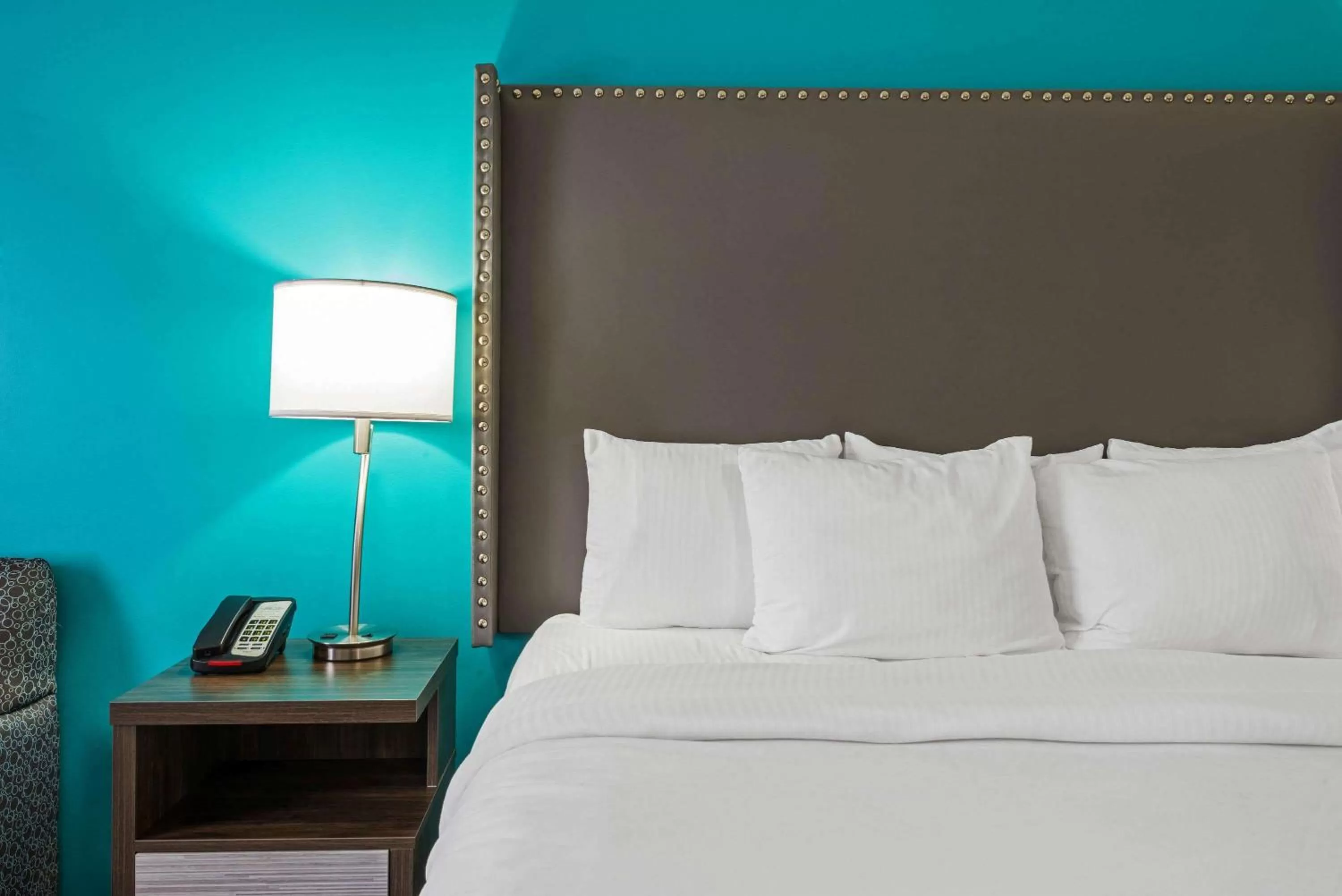 Photo of the whole room, Bed in La Quinta by Wyndham Jamestown