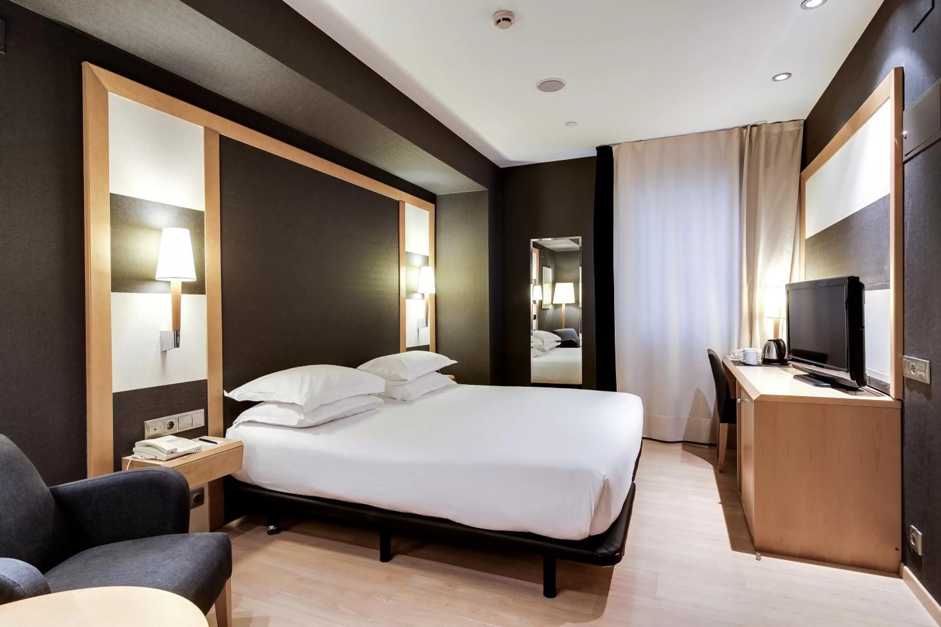 Photo of the whole room, Bed in Hotel Barcelona Universal