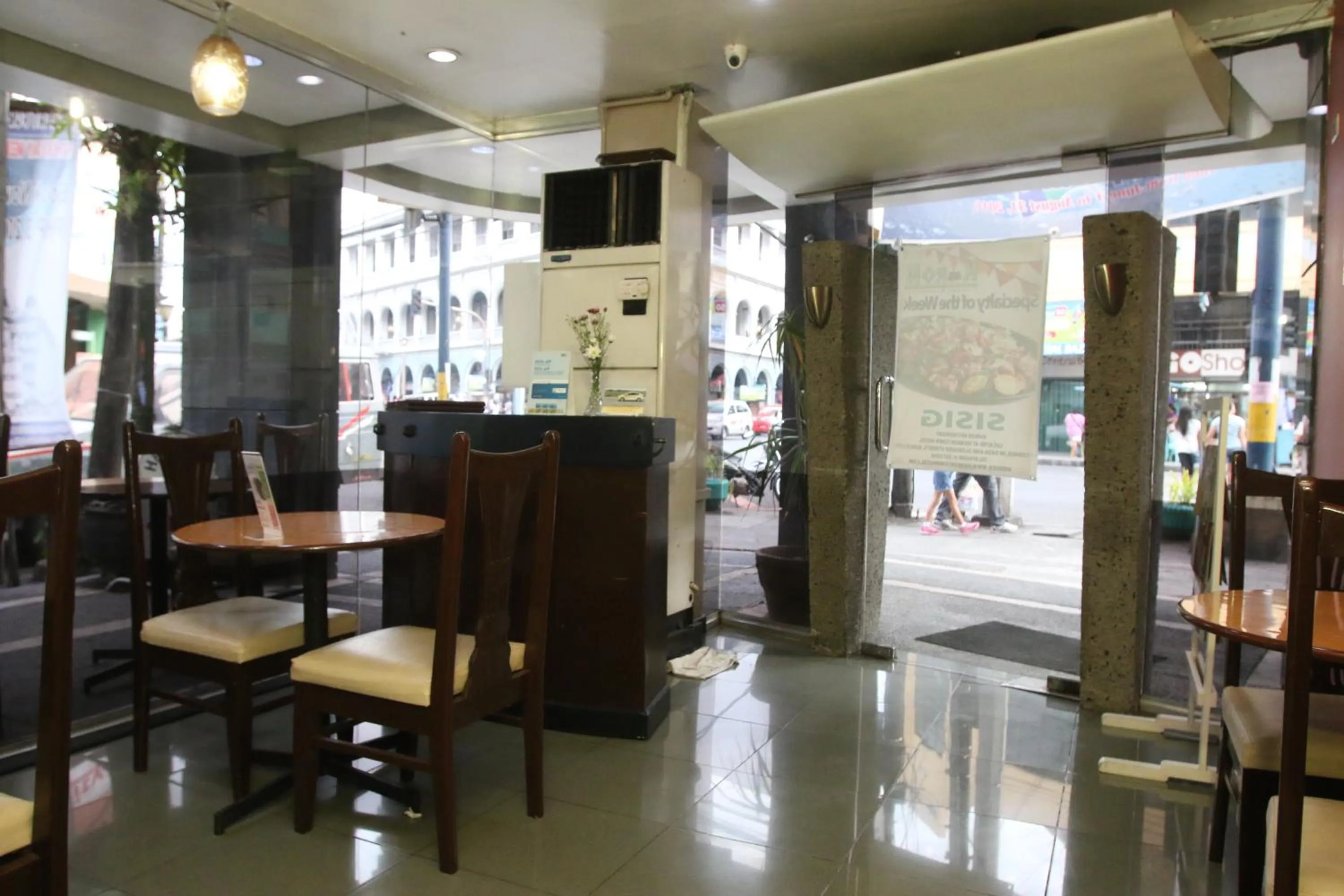 Restaurant/places to eat in Harbor Town Hotel