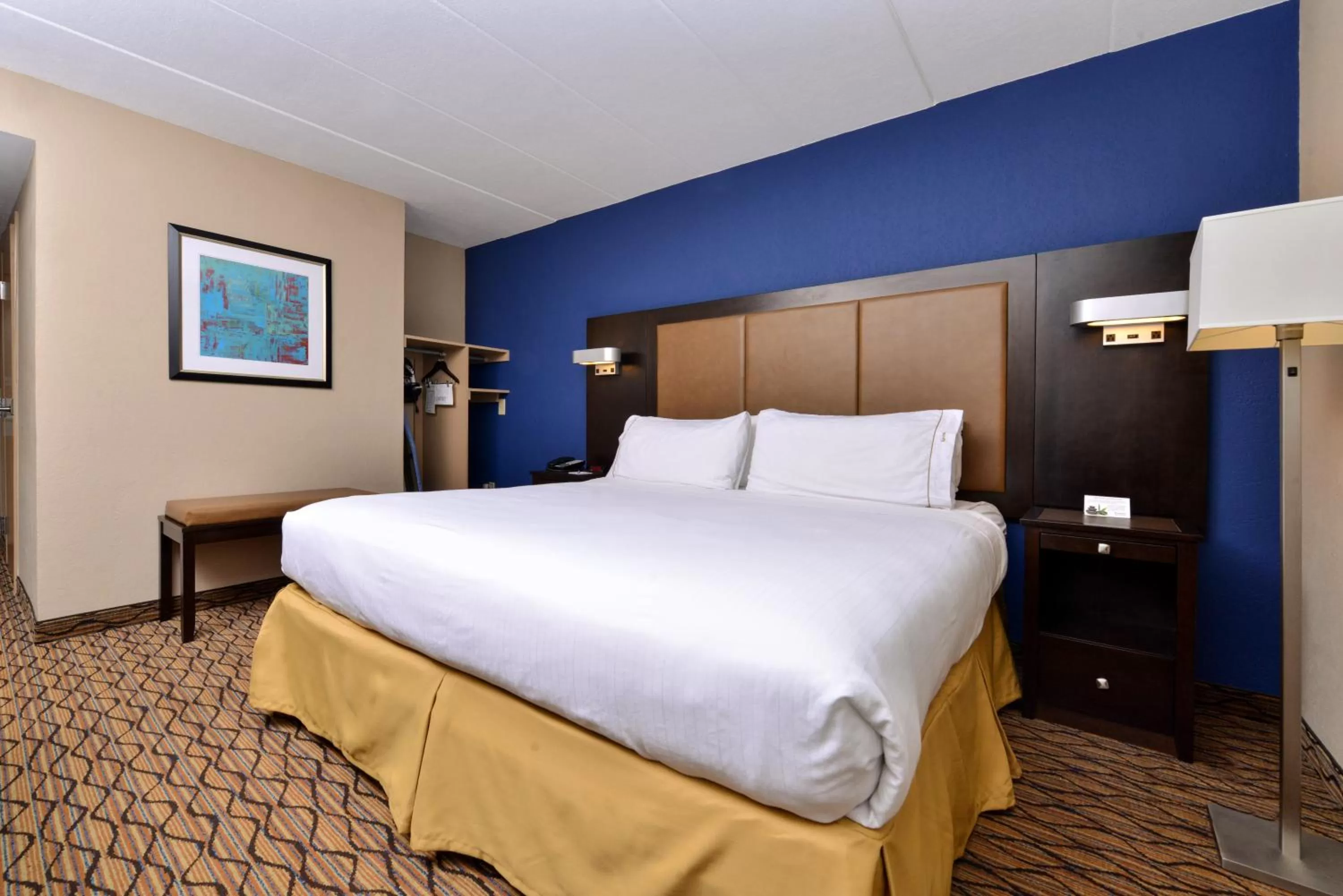 Photo of the whole room, Bed in Holiday Inn Express Hunt Valley by IHG
