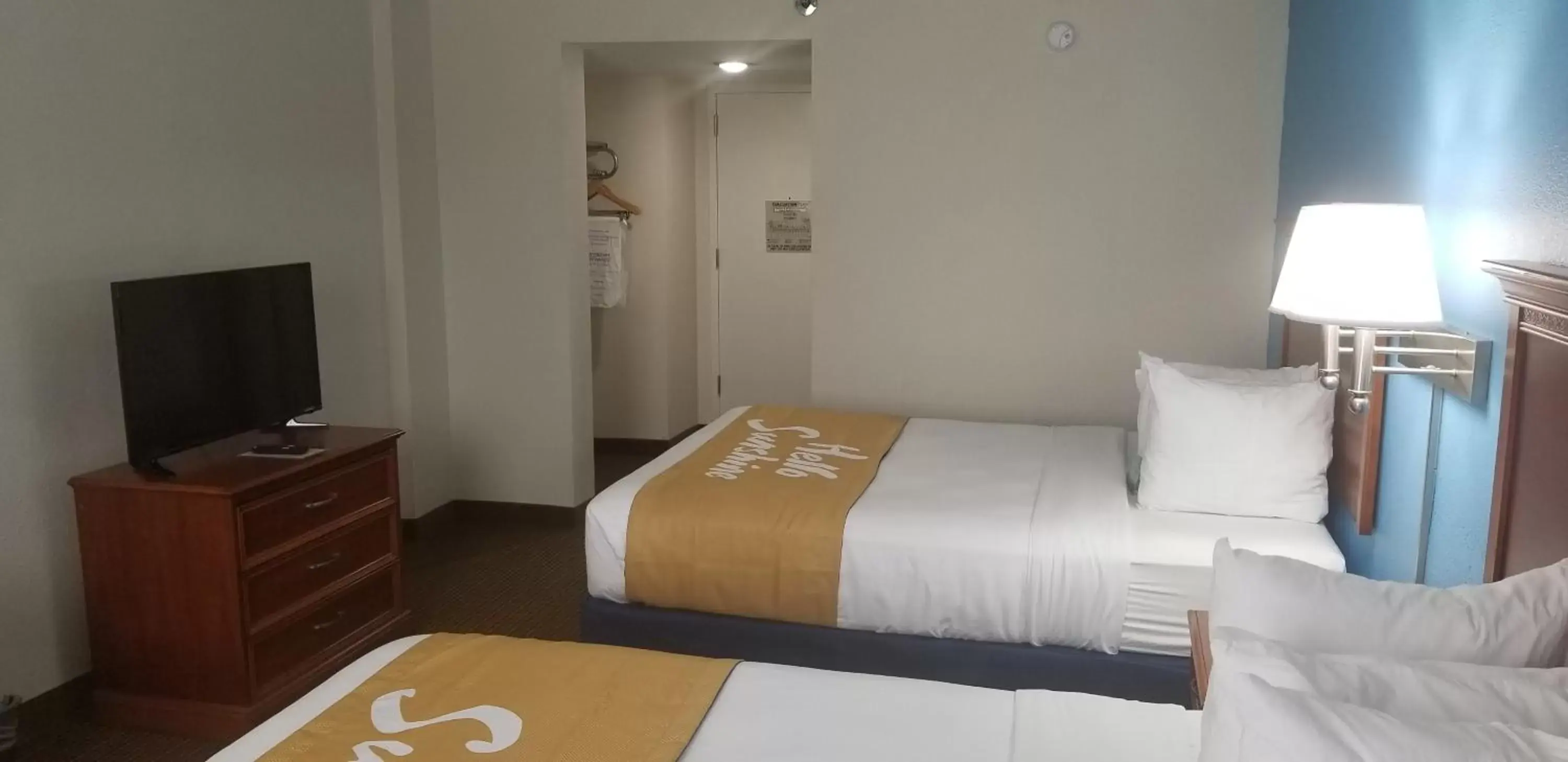 Queen Room with Two Queen Beds - Non-Smoking in Days Inn & Suites by Wyndham Tallahassee Conf Center I-10 Queen Room with Two Queen Beds - Non-Smoking in Days Inn & Suites by Wyndham Tallahassee Conf Center I-10