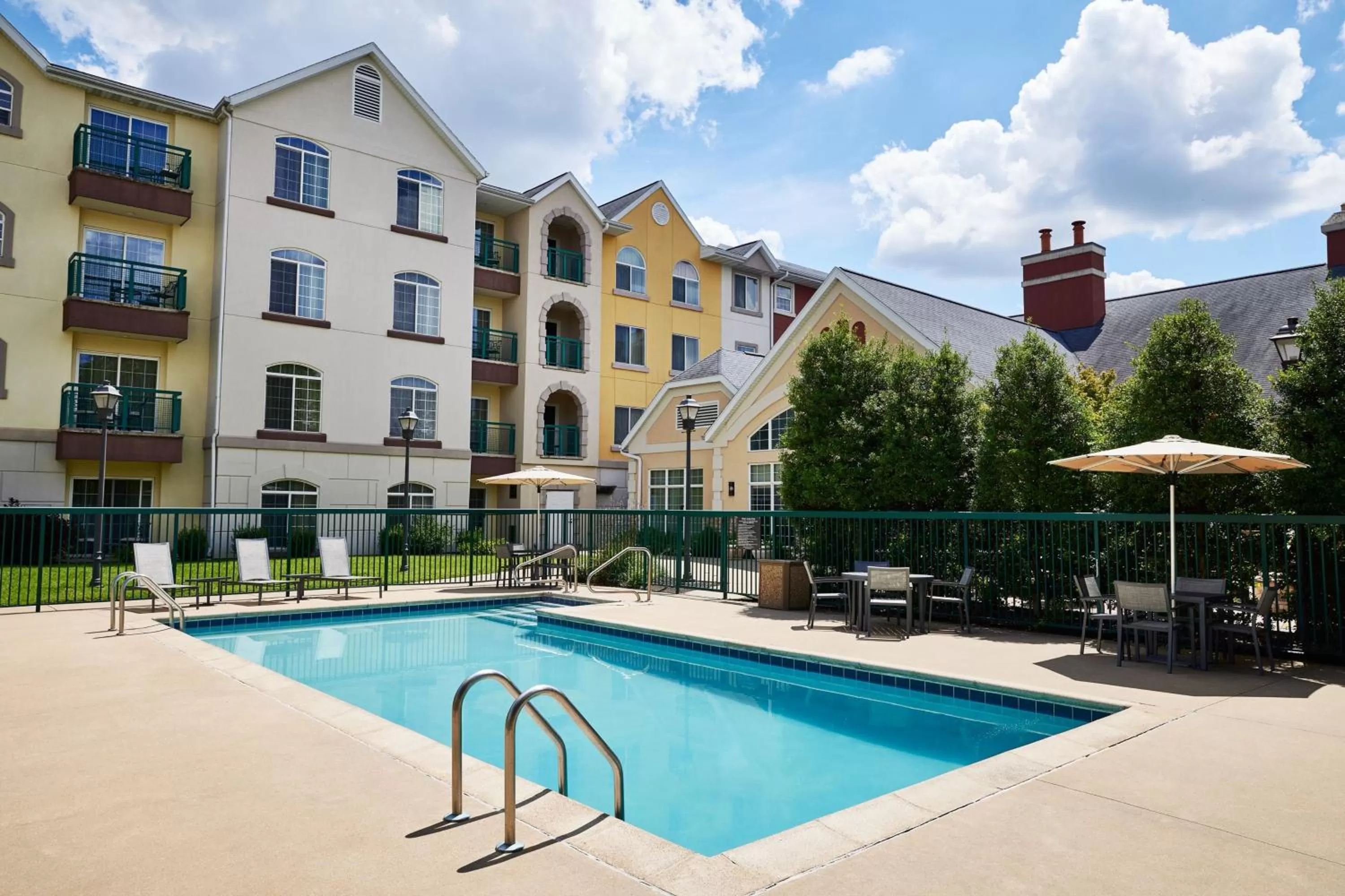 Swimming pool in Residence Inn Springfield