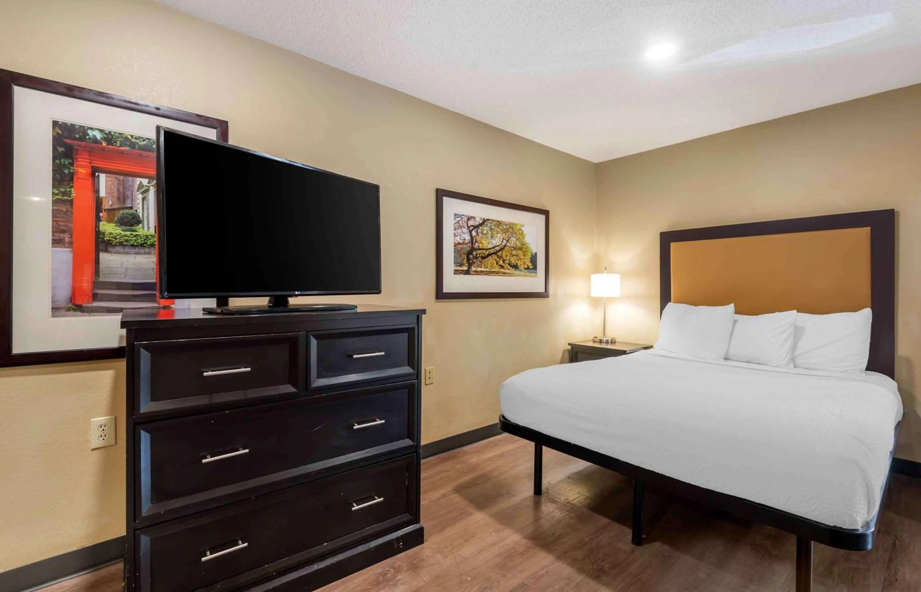 Bedroom, Bed in Extended Stay America Select Suites - Charlotte - Tyvola Rd - Executive Park