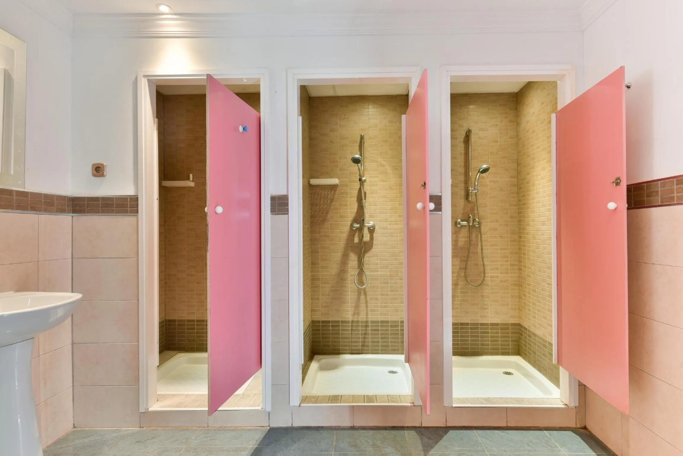 Bathroom in Feel Hostels City Center