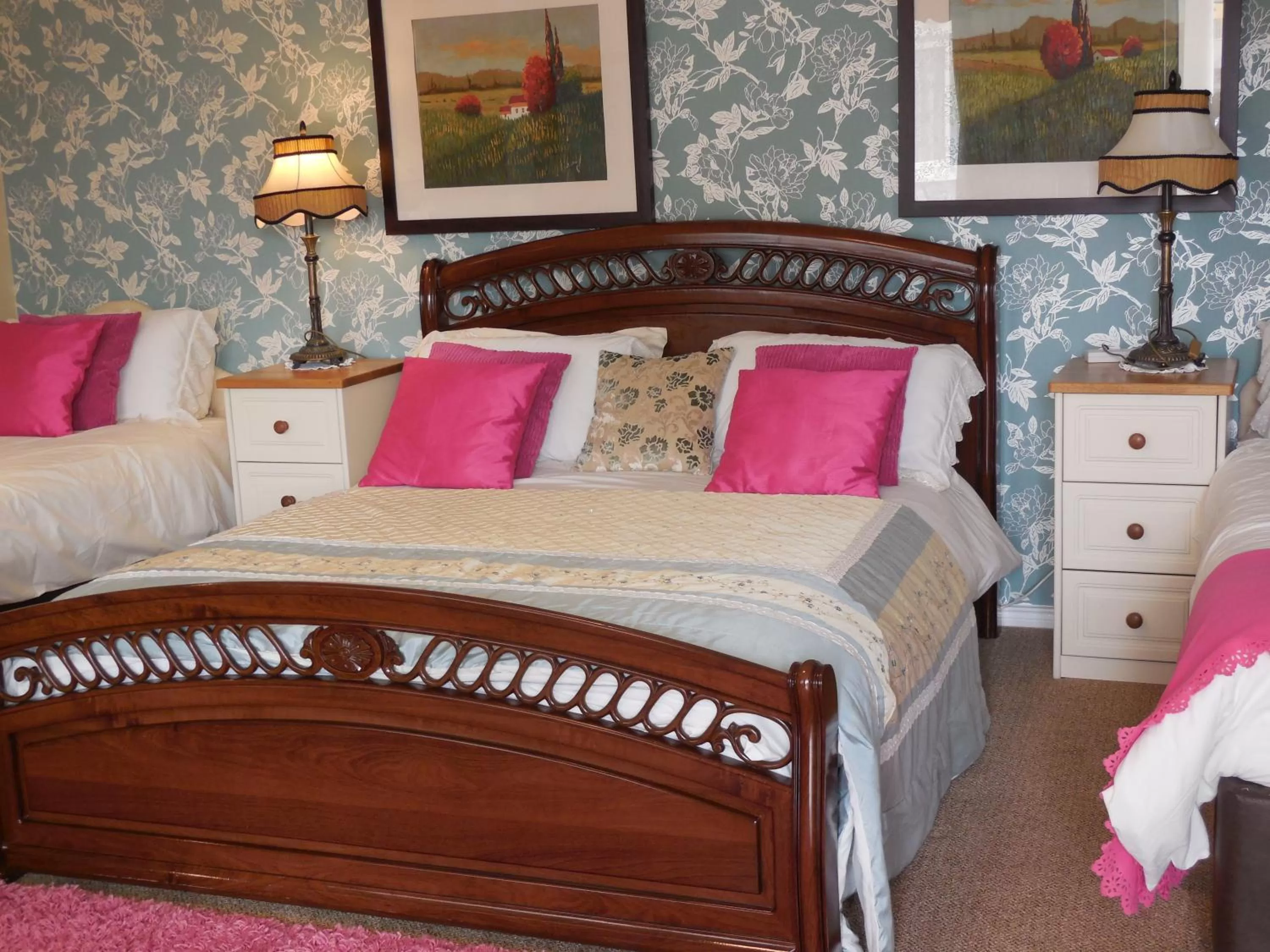 Photo of the whole room, Bed in Crystal Springs B&B