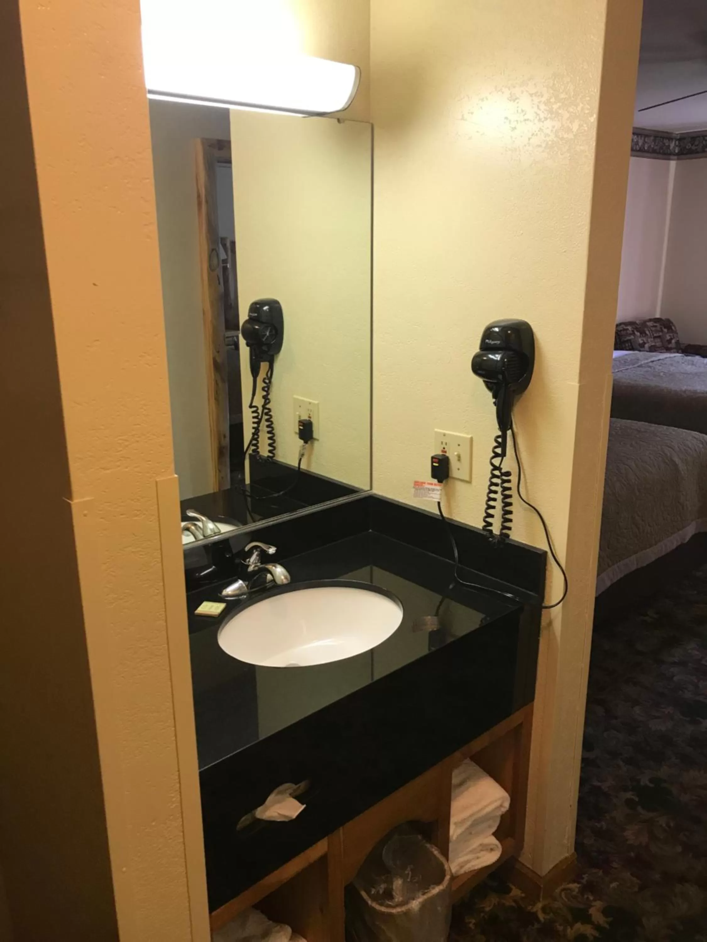 Bathroom, Bed in Super 8 by Wyndham Bridgeview of Mackinaw City