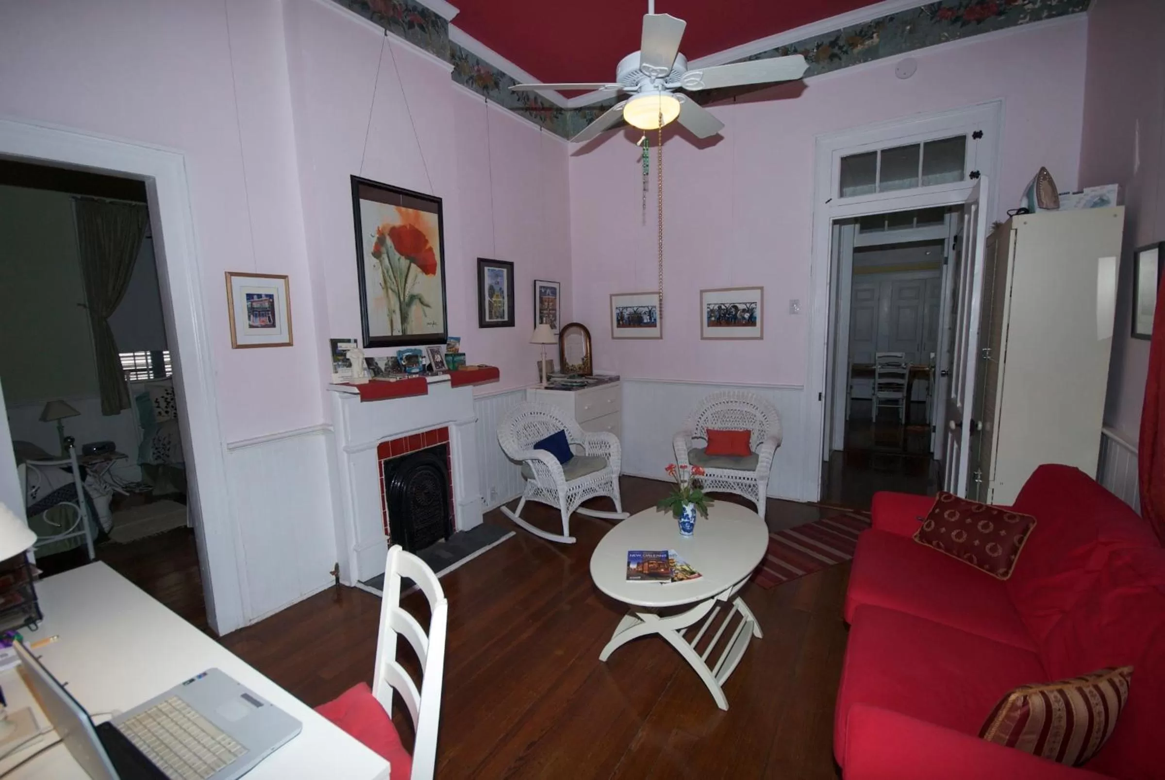 Communal lounge/ TV room in The Burgundy Bed and Breakfast