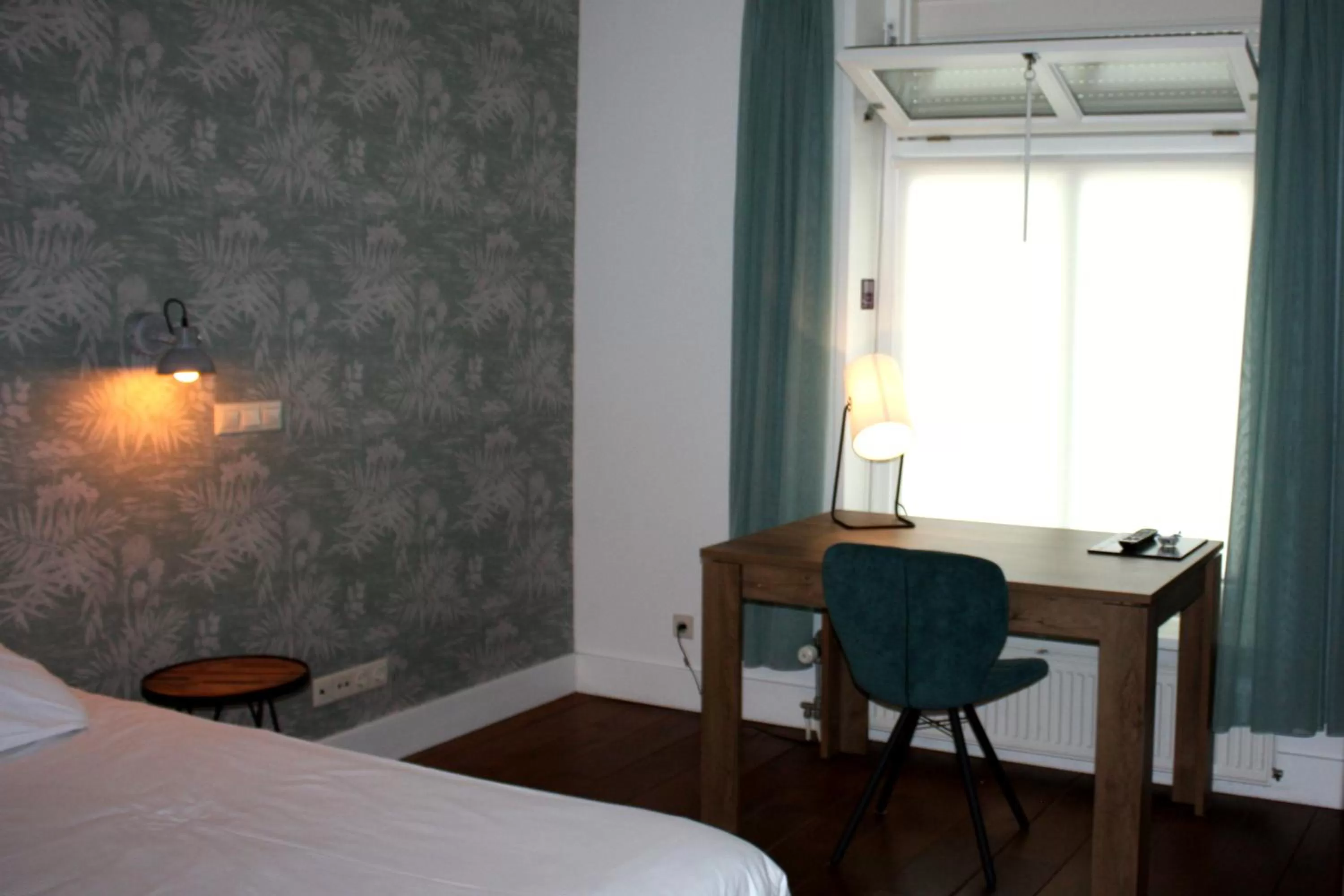 Seating area, Bed in Hotel De Hoefpoort