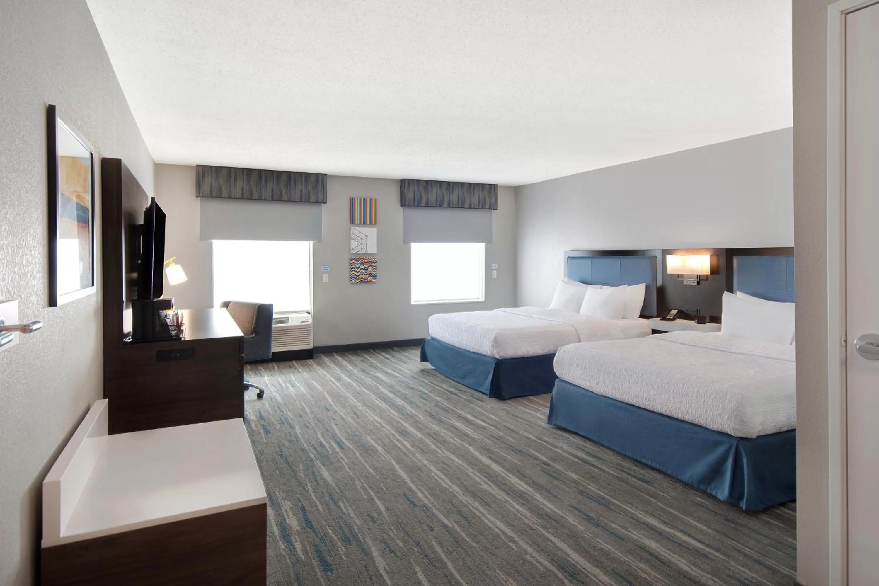 Bed in Hampton Inn & Suites Dayton-Vandalia