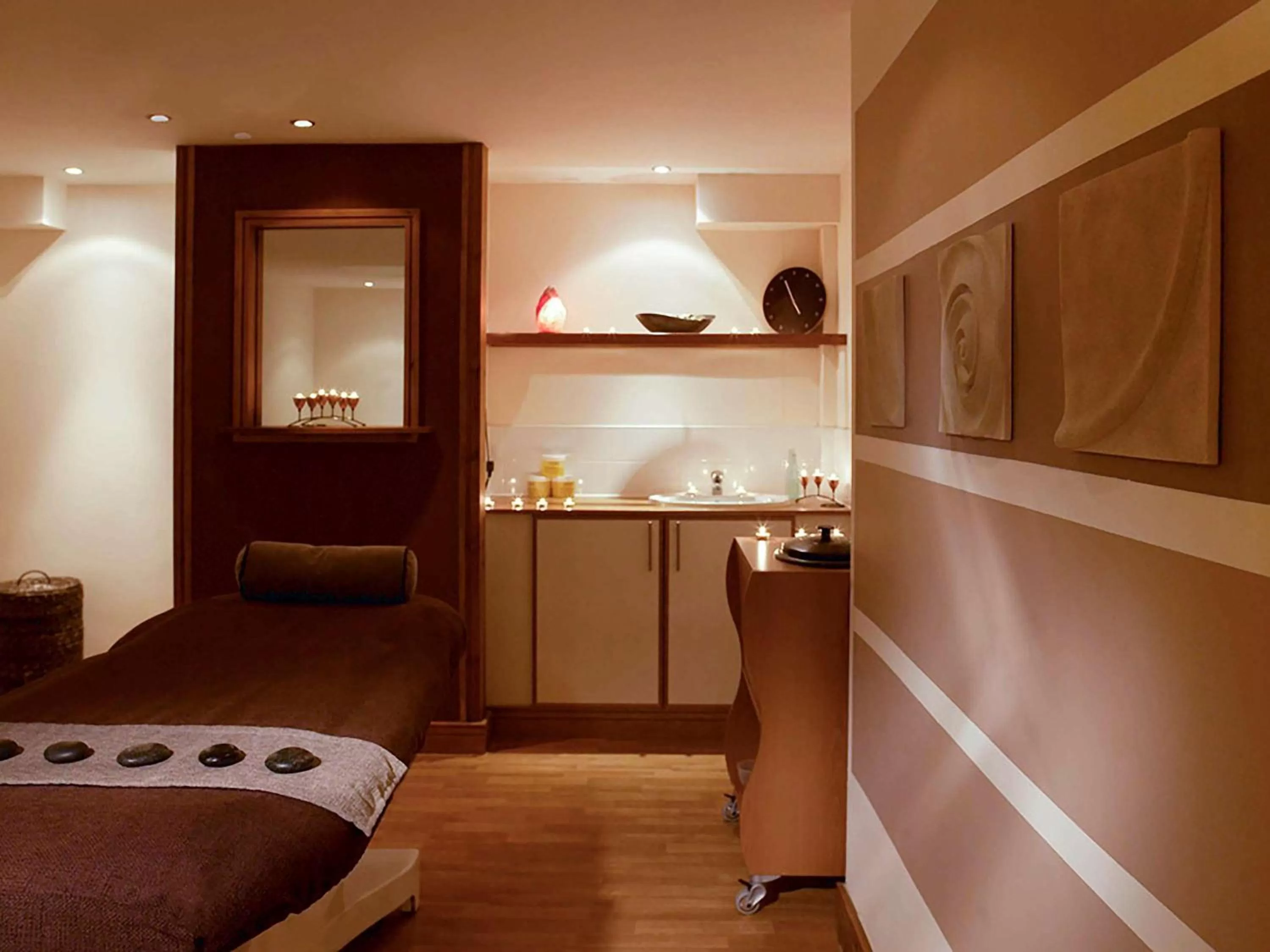 Massage, Bed in Mercure Sheffield St Paul's Hotel & Spa