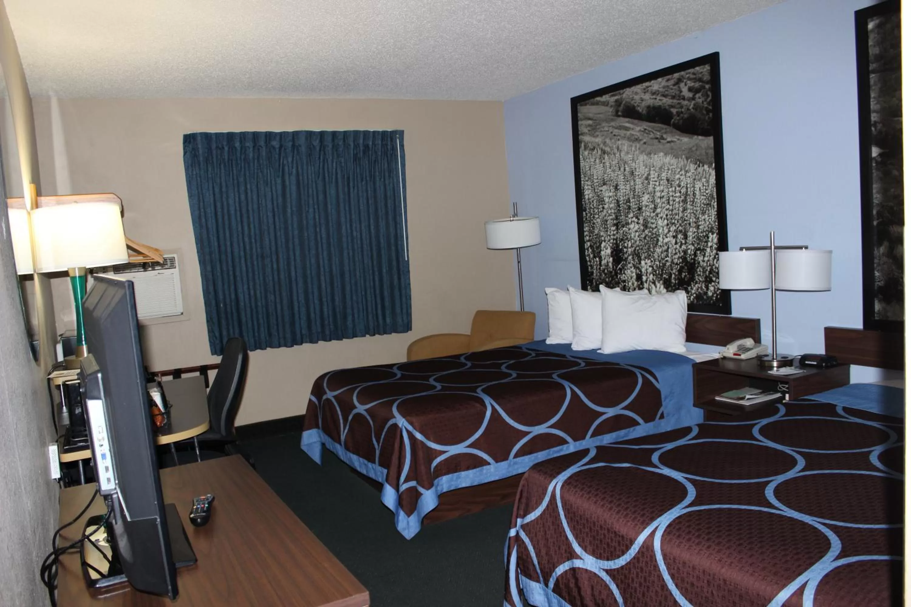 Bed in Super 8 by Wyndham East Stroudsburg - Poconos