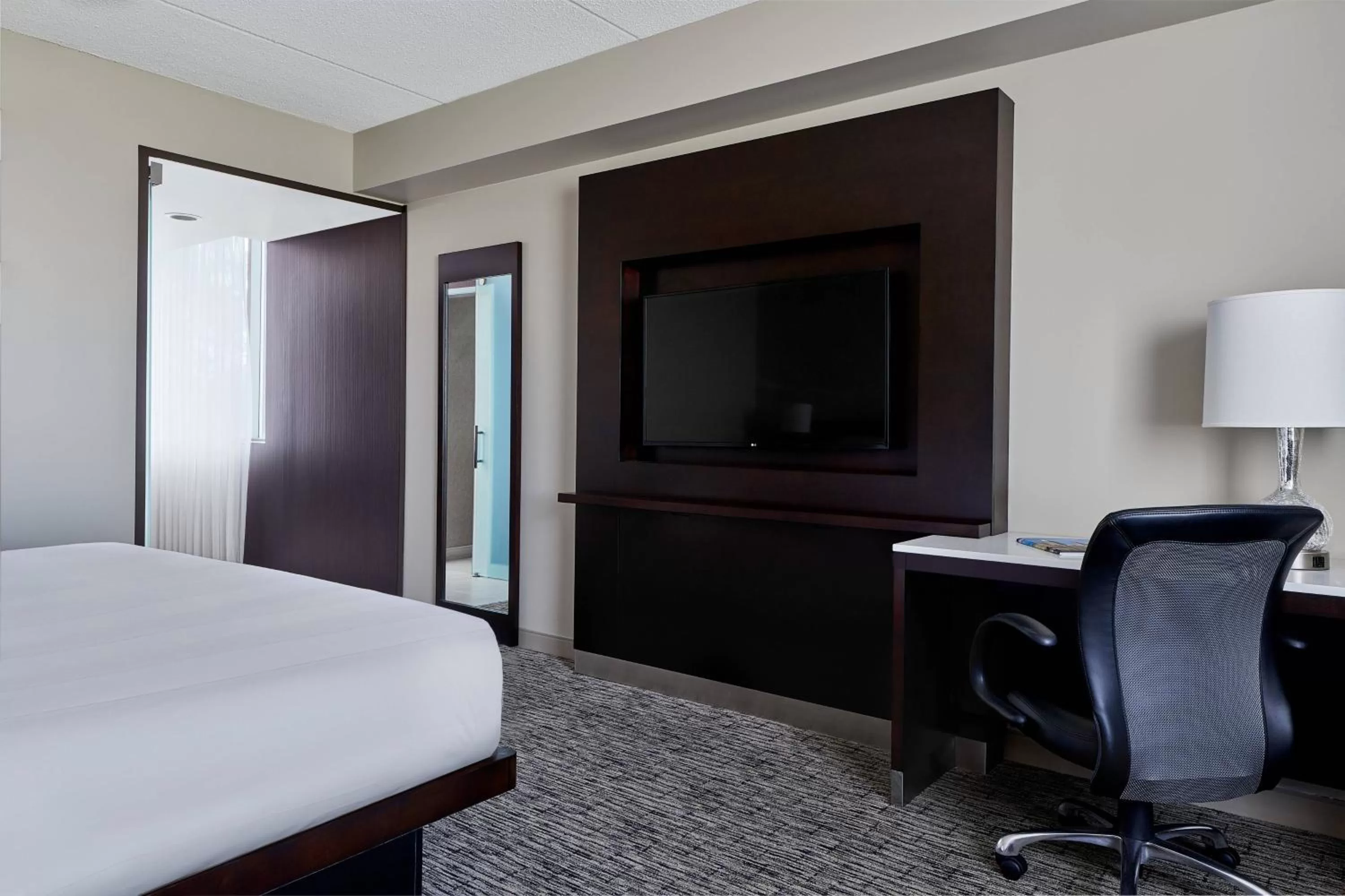 Photo of the whole room, Bed in Pittsburgh Marriott North