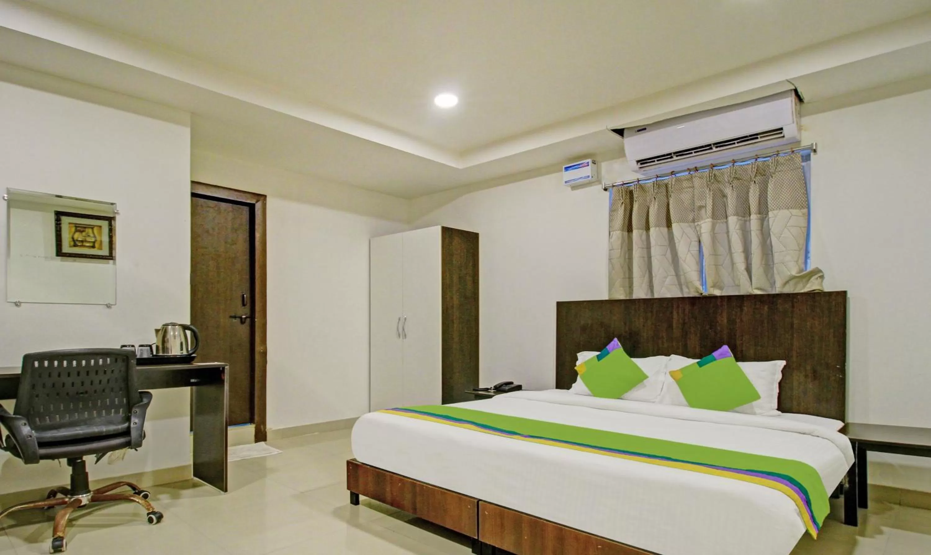 Deluxe Double Room in Hotel Blue Dawn - Near DLF Cyber City, Gachibowli