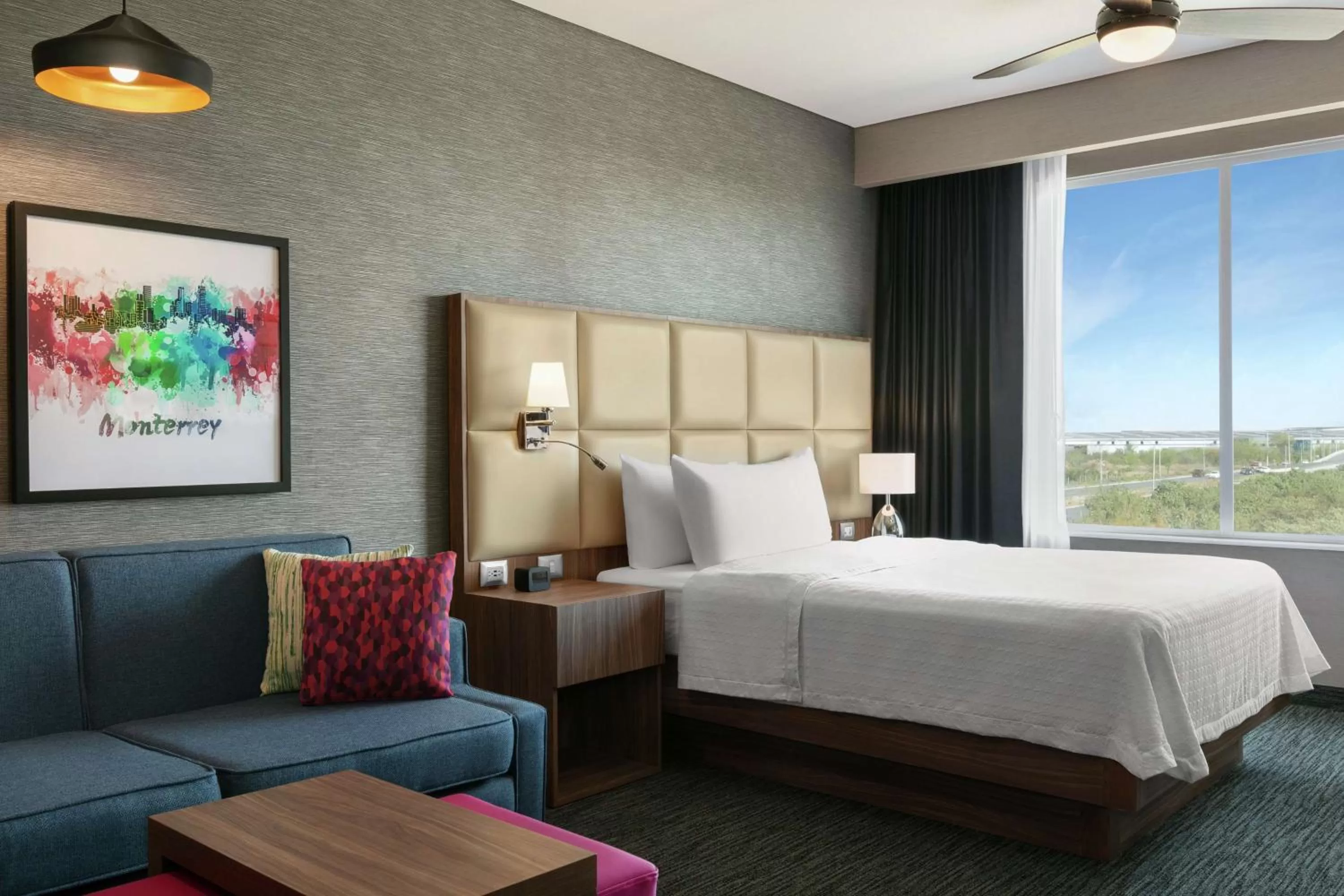 Living room, Bed in Homewood Suites By Hilton Monterrey Apodaca