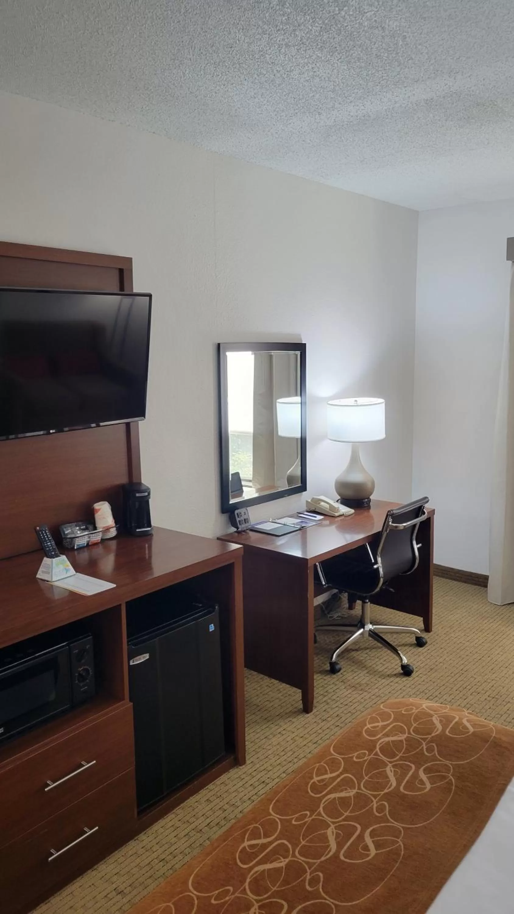 Photo of the whole room, Bed in Comfort Suites Cumming-Atlanta near Northside Hospital Forsyth