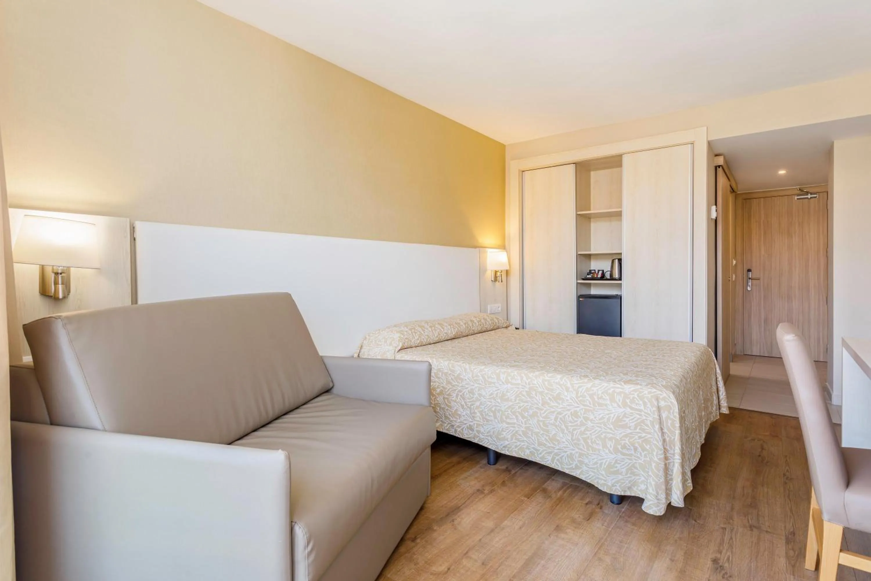 Photo of the whole room, Bed in Hotel Best Maritim