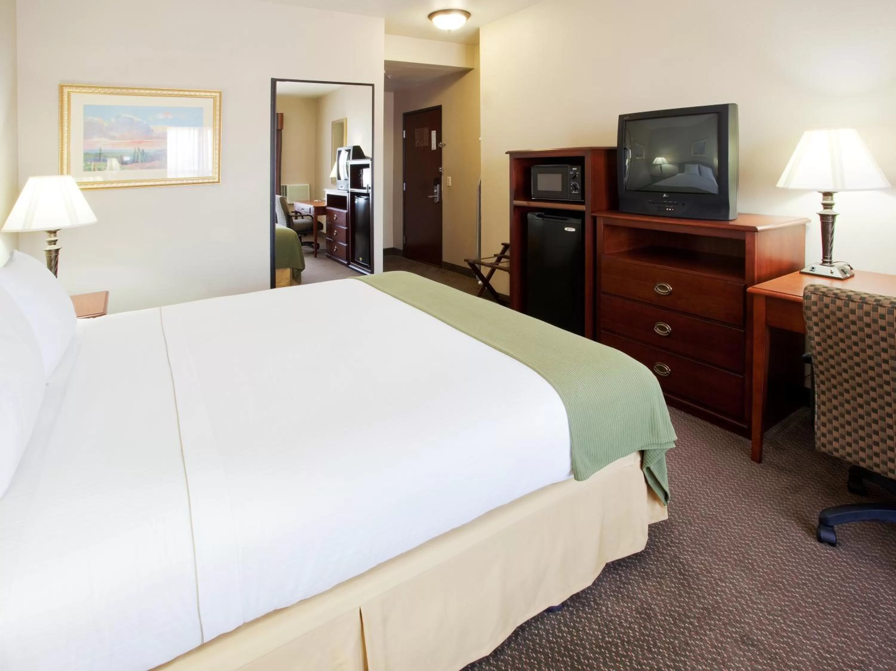 Photo of the whole room, Bed in Holiday Inn Express- West Sacramento by IHG