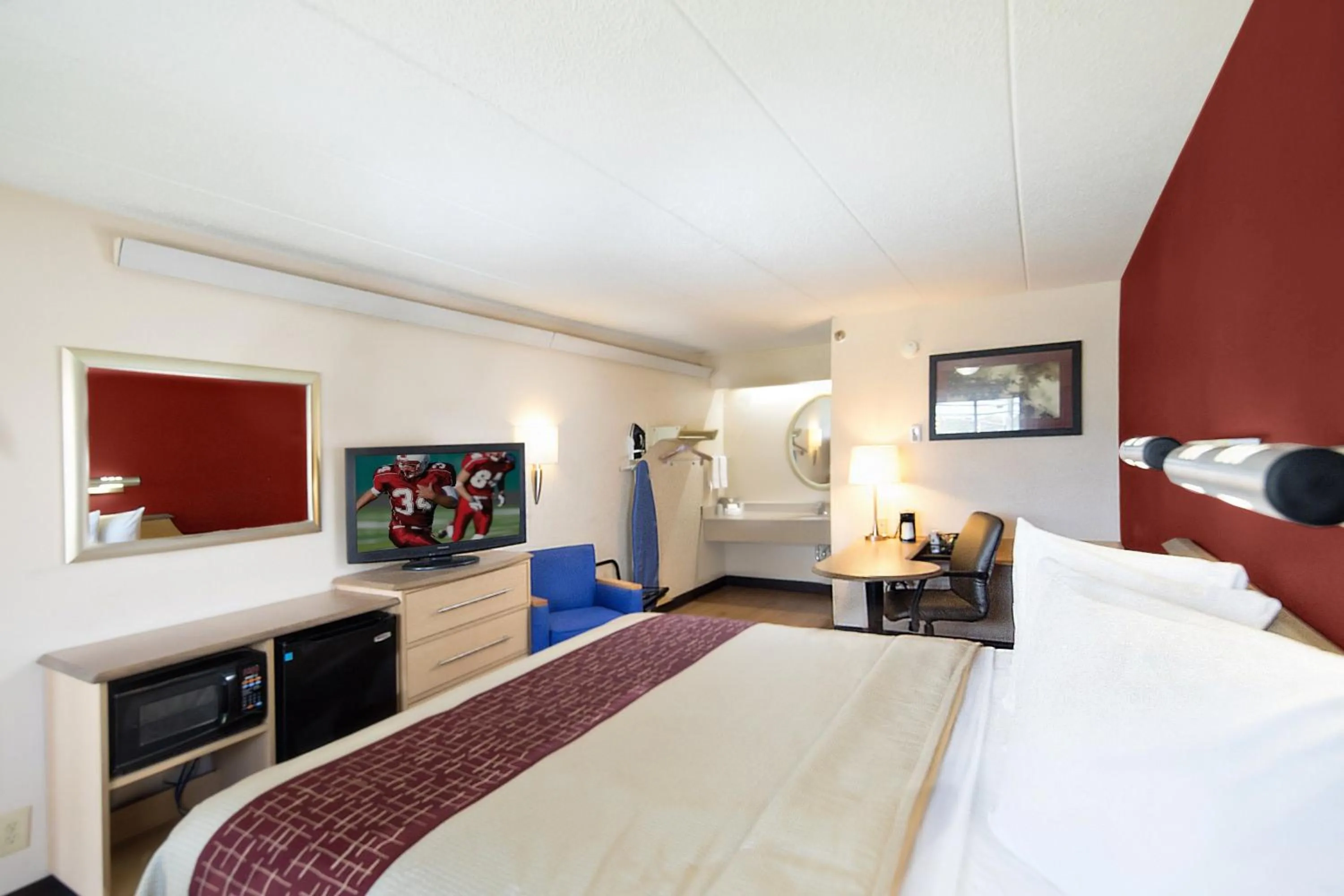 Photo of the whole room in Red Roof Inn Cincinnati Northeast - Blue Ash