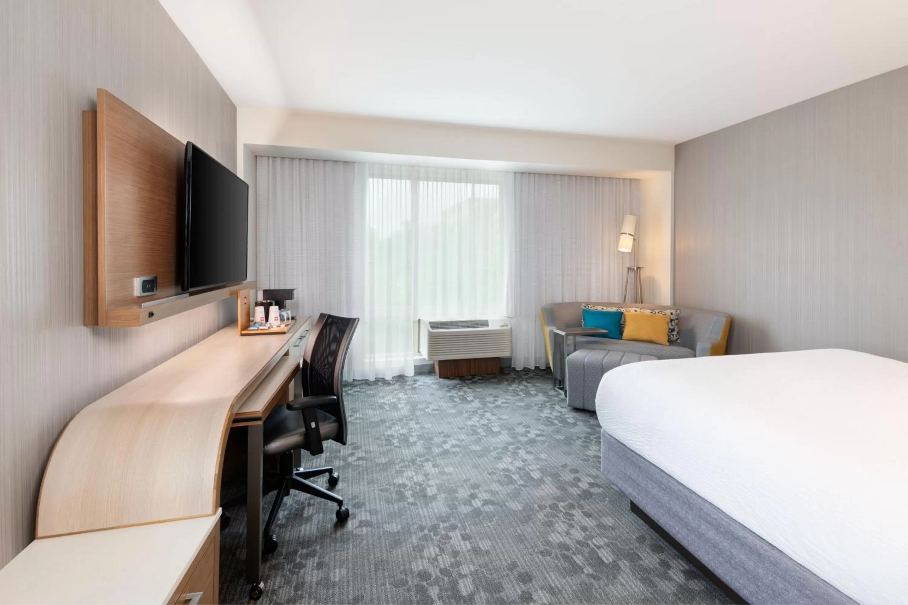 Bedroom, Bed in Courtyard by Marriott Atlanta Alpharetta/Avalon Area