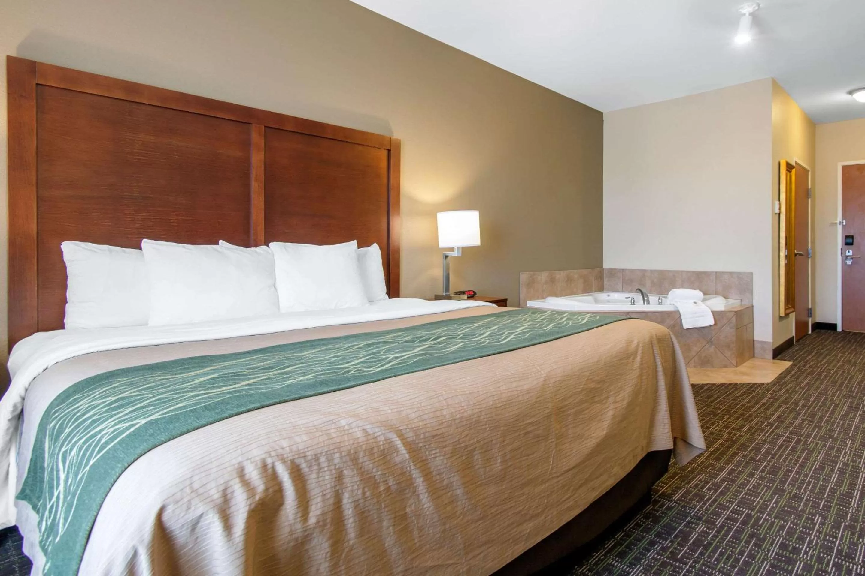 Photo of the whole room, Bed in Comfort Inn & Suites Norman near University