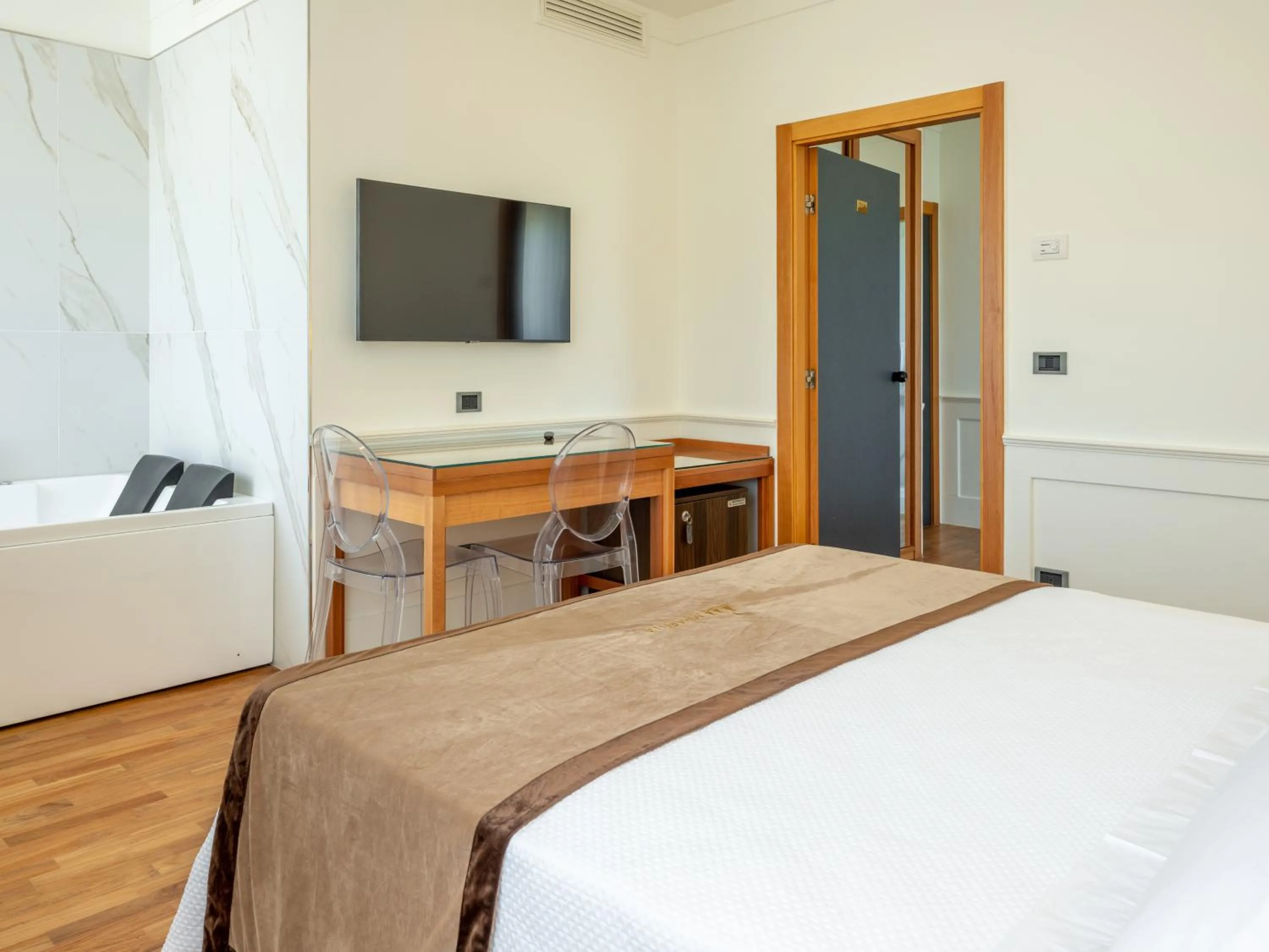 Photo of the whole room, Bed in Mirabella Hotel