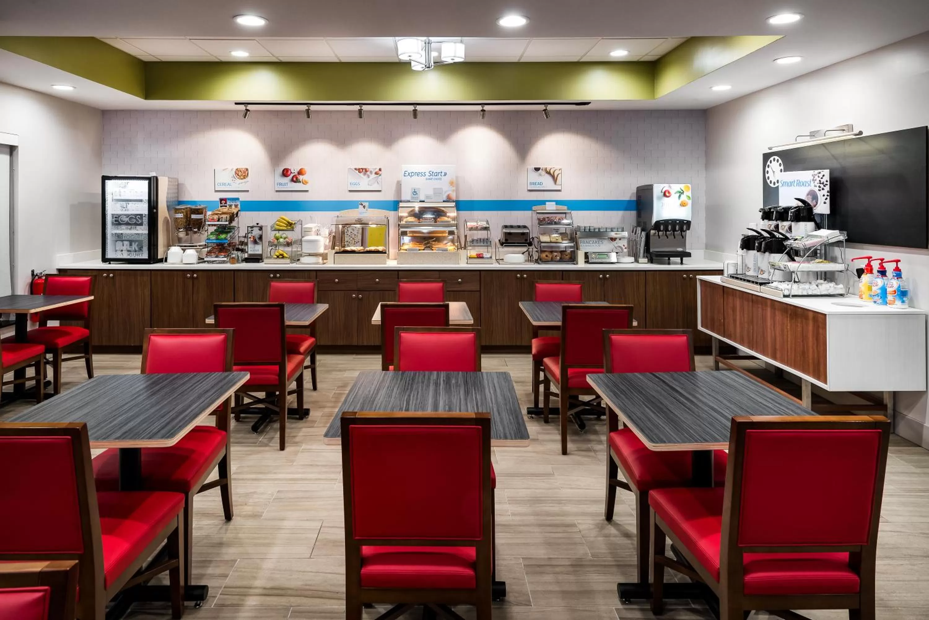 Breakfast in Holiday Inn Express Hotel & Suites Bartow by IHG