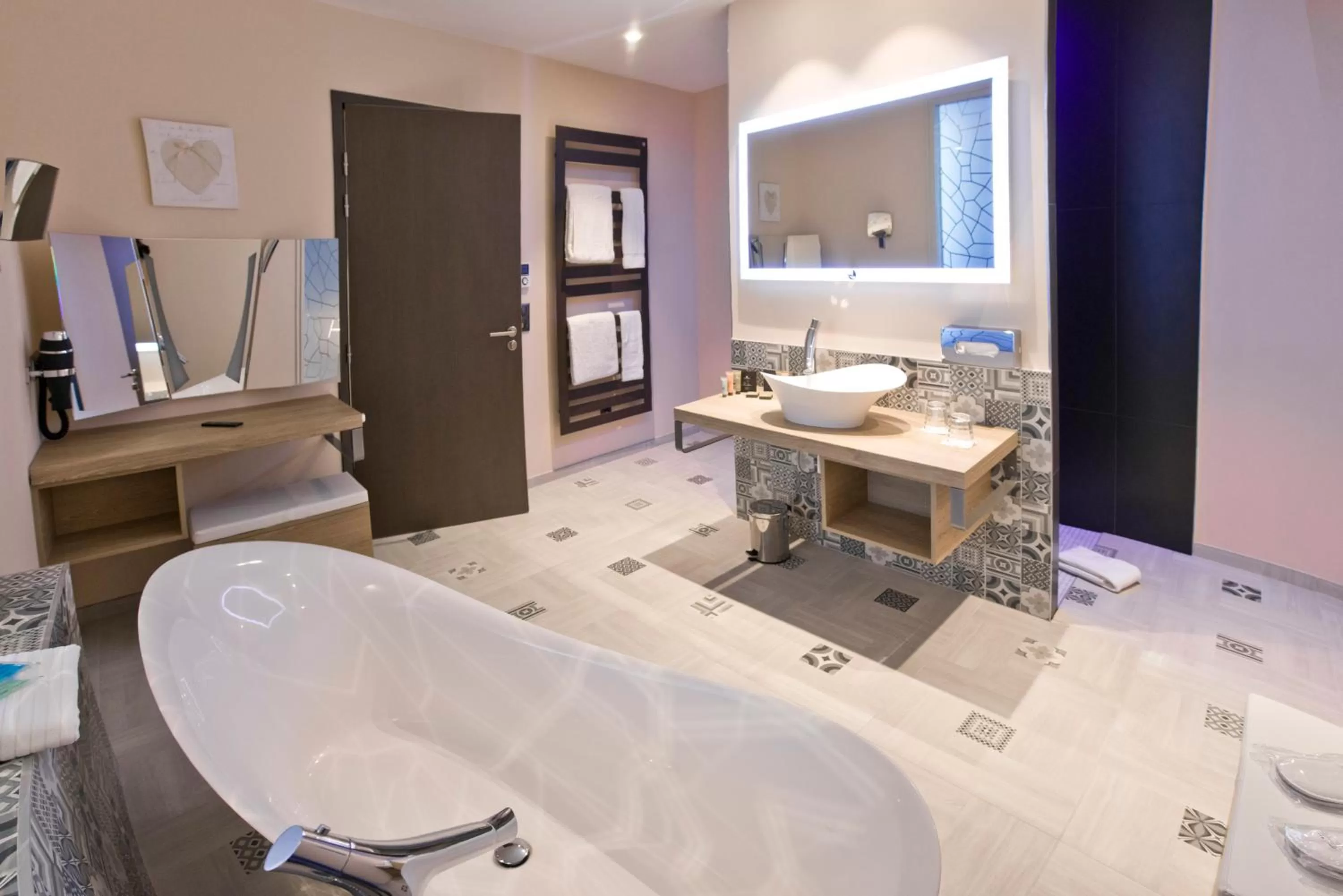 Shower in Les Jardins du Mess