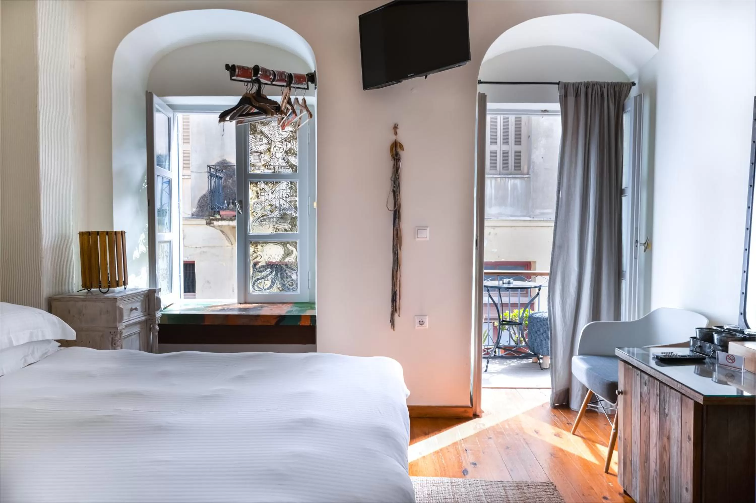 Bed in Amymone and Adiandi