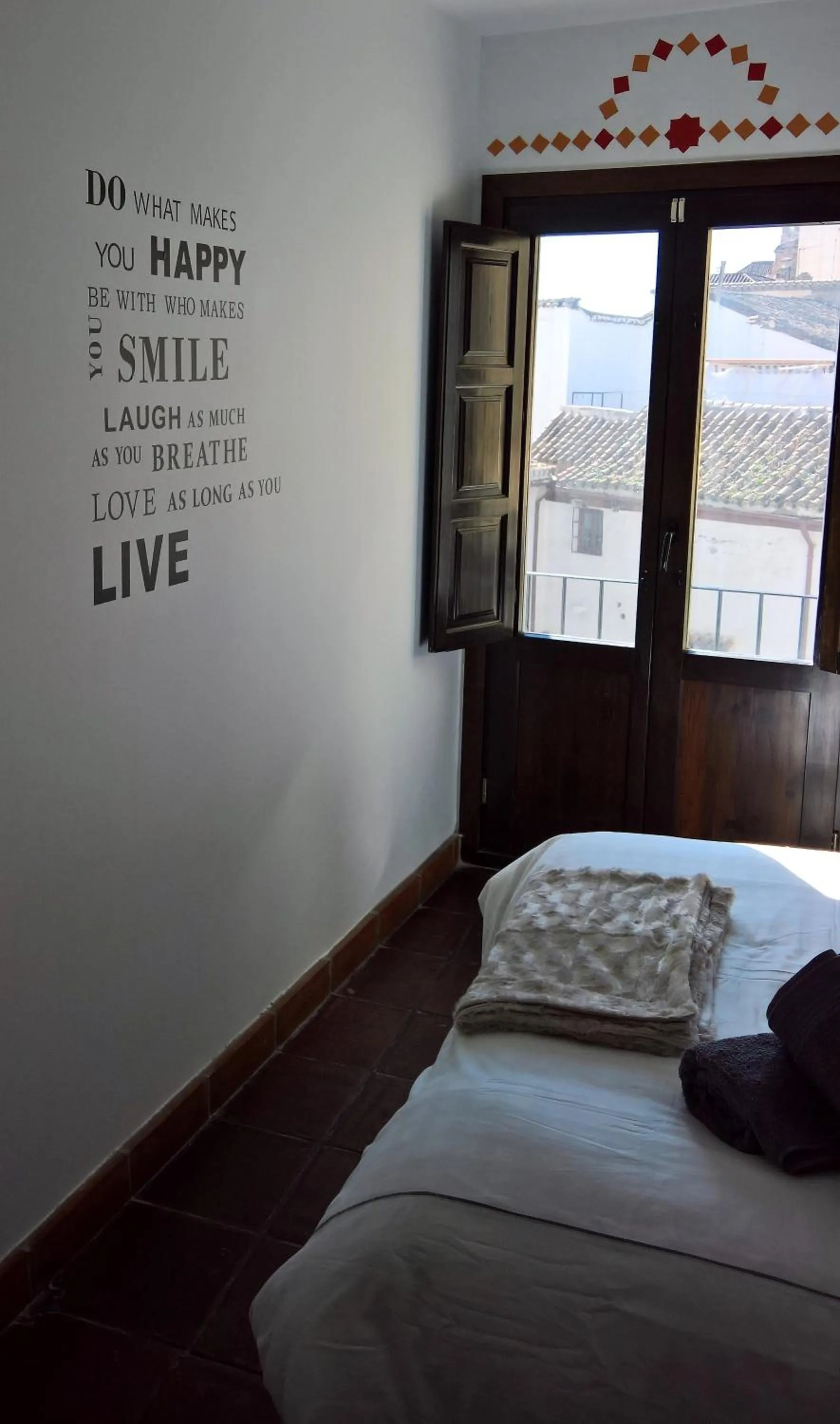 Decorative detail, Bed in Oasis Backpackers' Hostel Granada