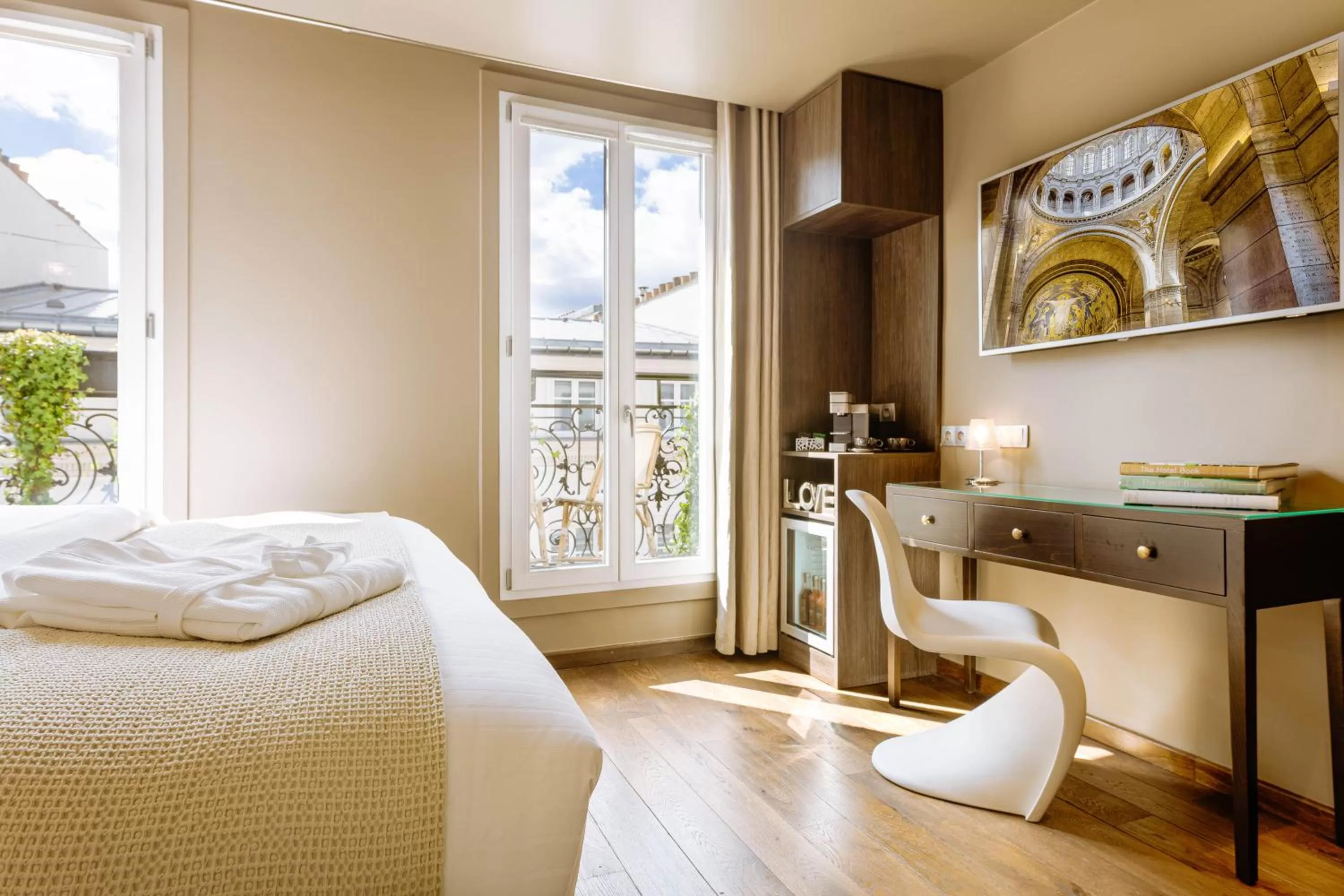 Bedroom, Bed in B Montmartre