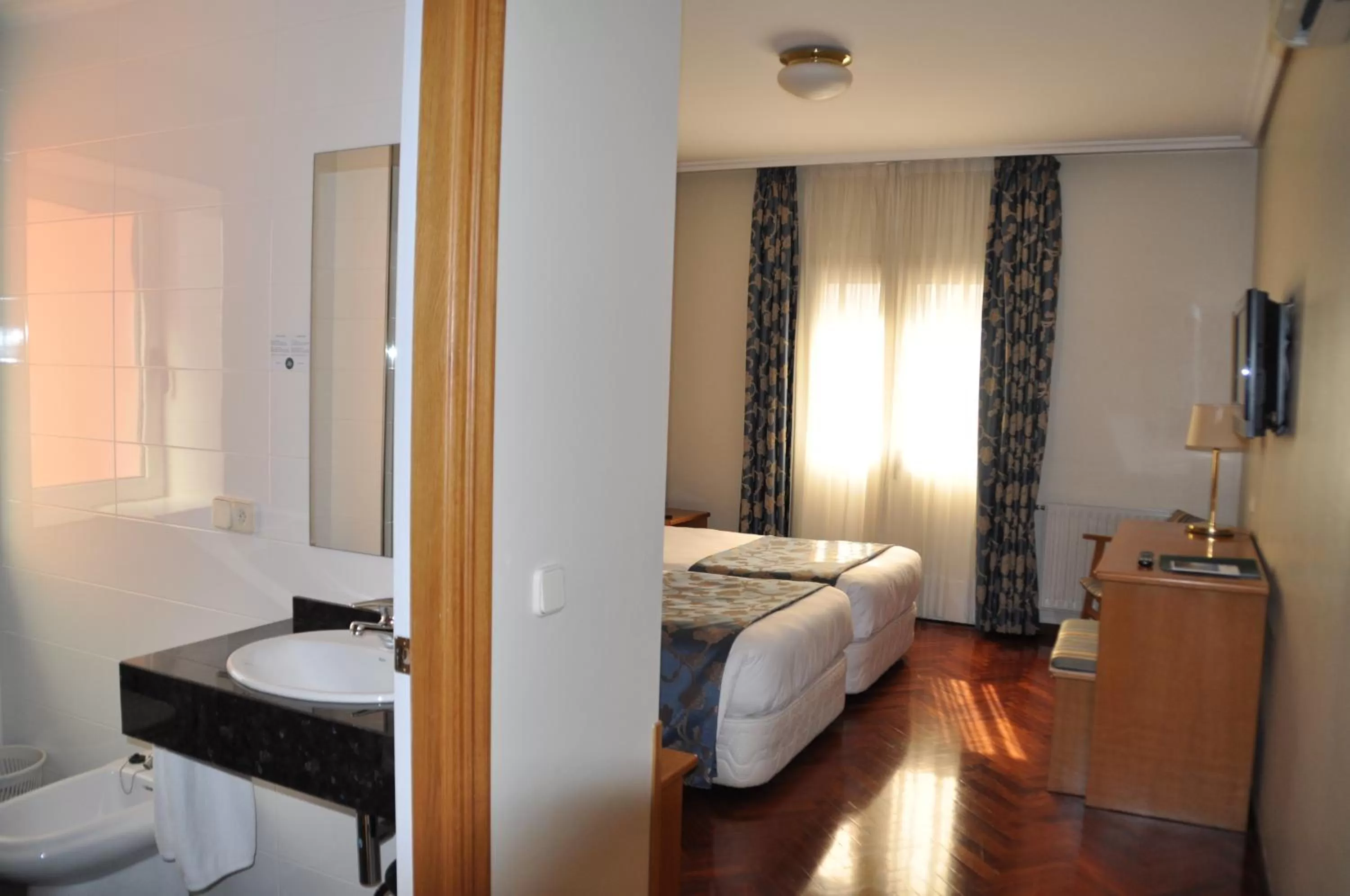 Bathroom, Bed in Hotel Crunia I A Coruña