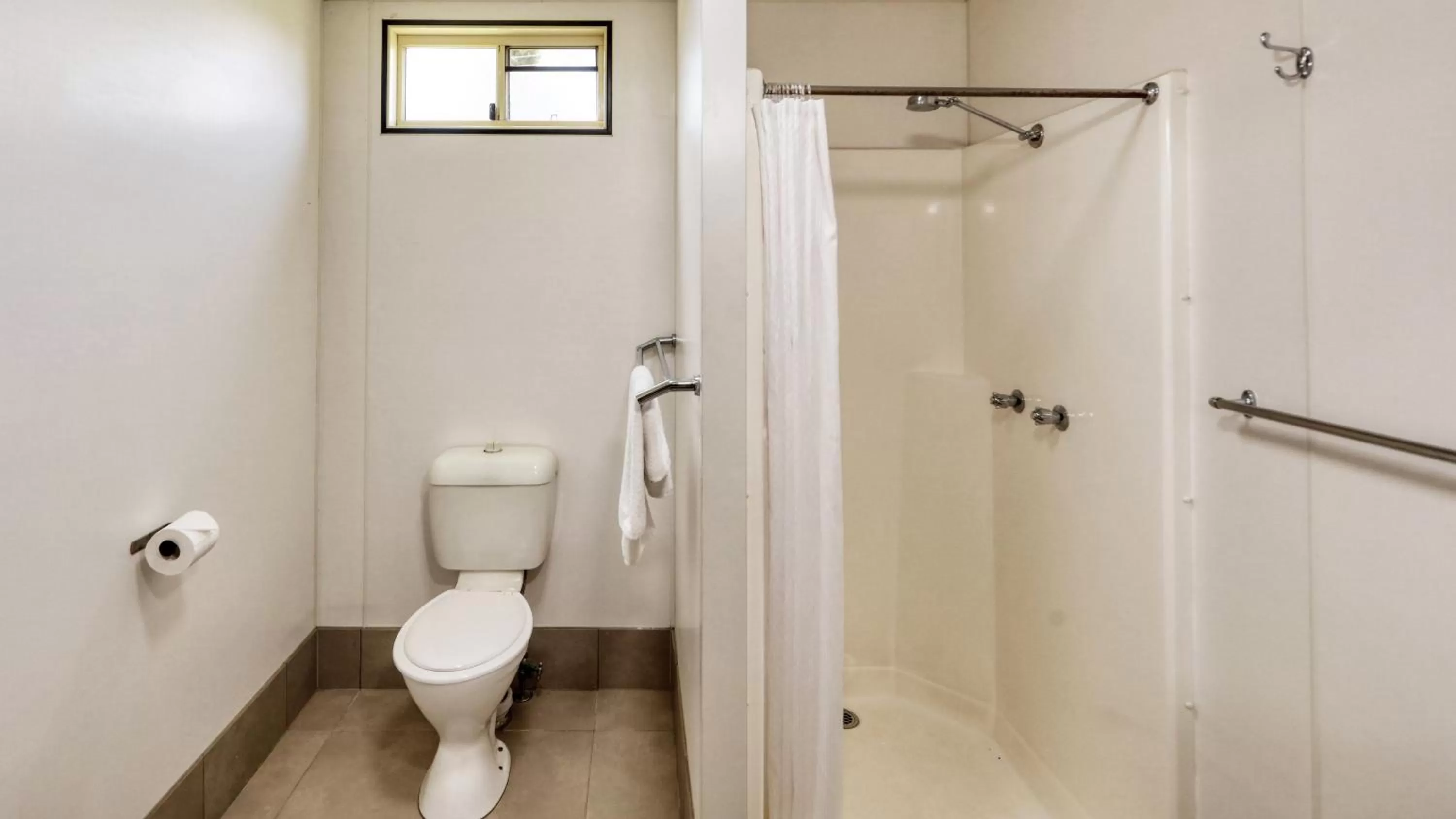 Shower in Chinchilla Motor Inn