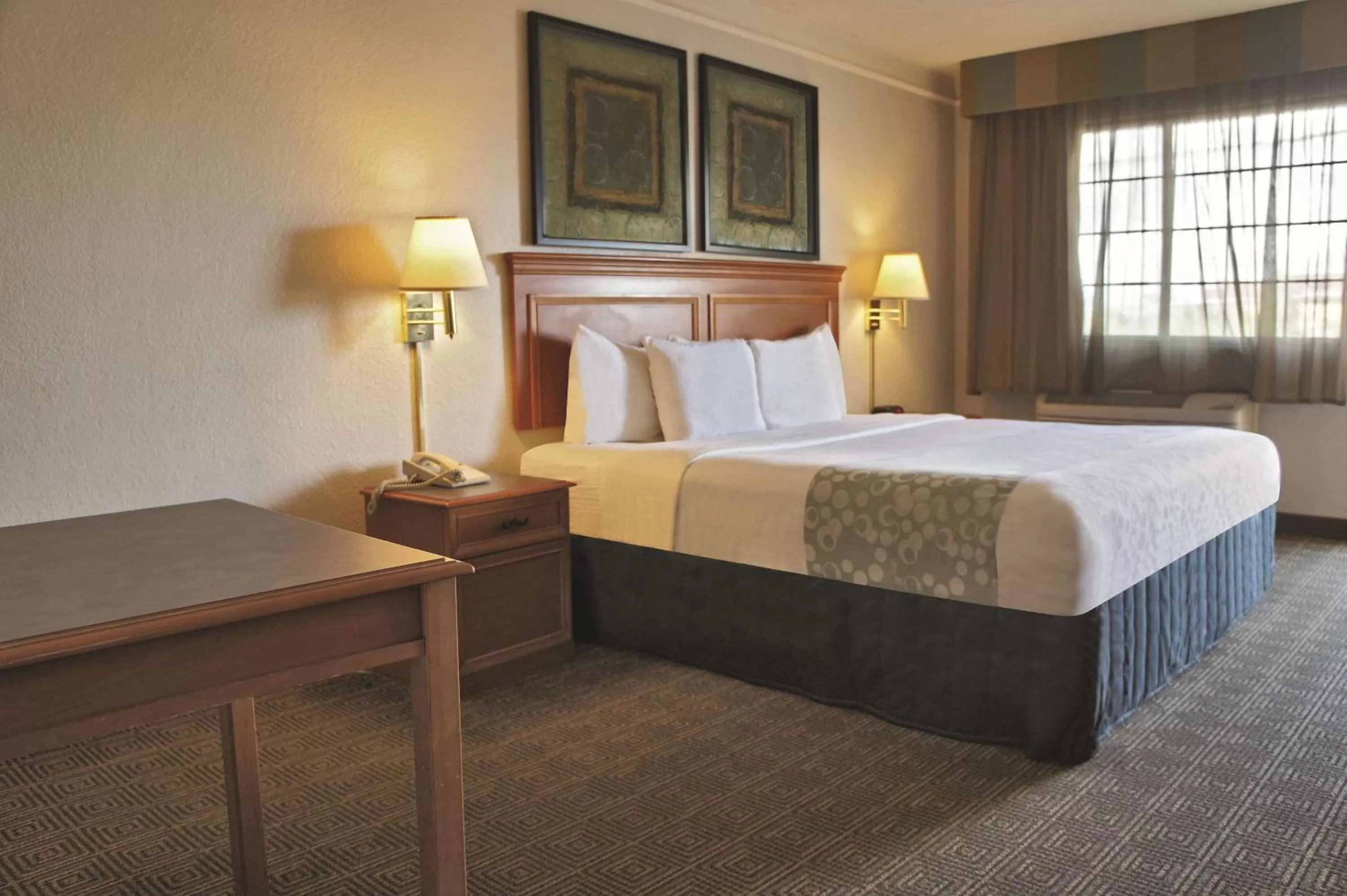 Photo of the whole room, Bed in La Quinta Inn by Wyndham Albuquerque Airport