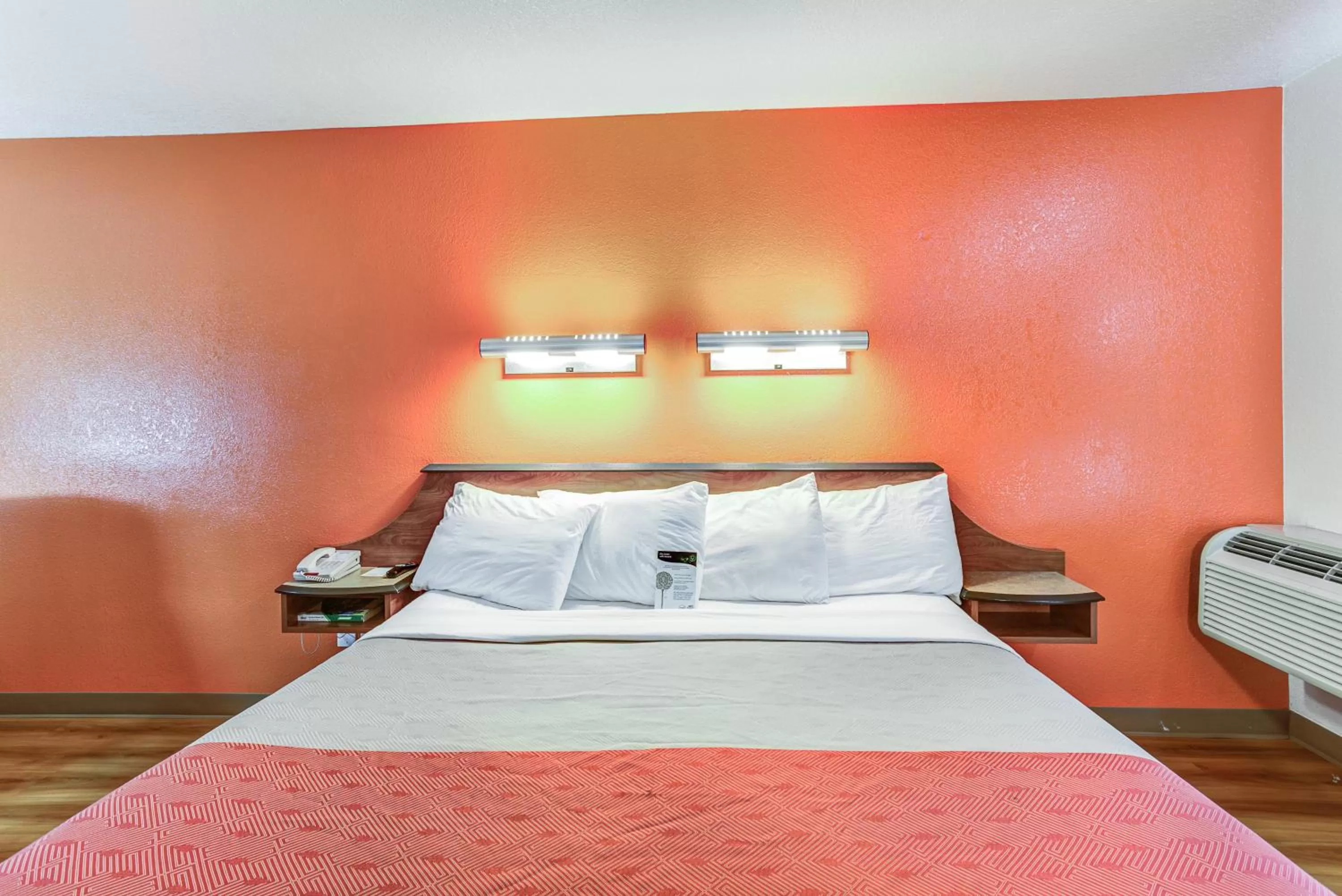 Bedroom, Bed in Motel 6-Portland, OR - Tigard West