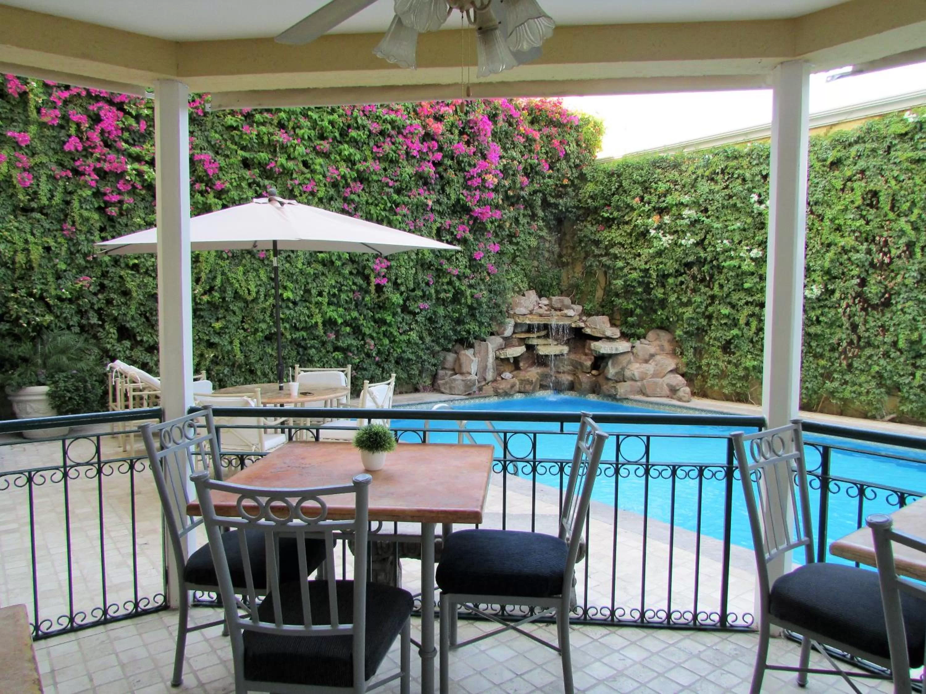 Swimming pool in Best Western Hotel Posada Del Rio Express