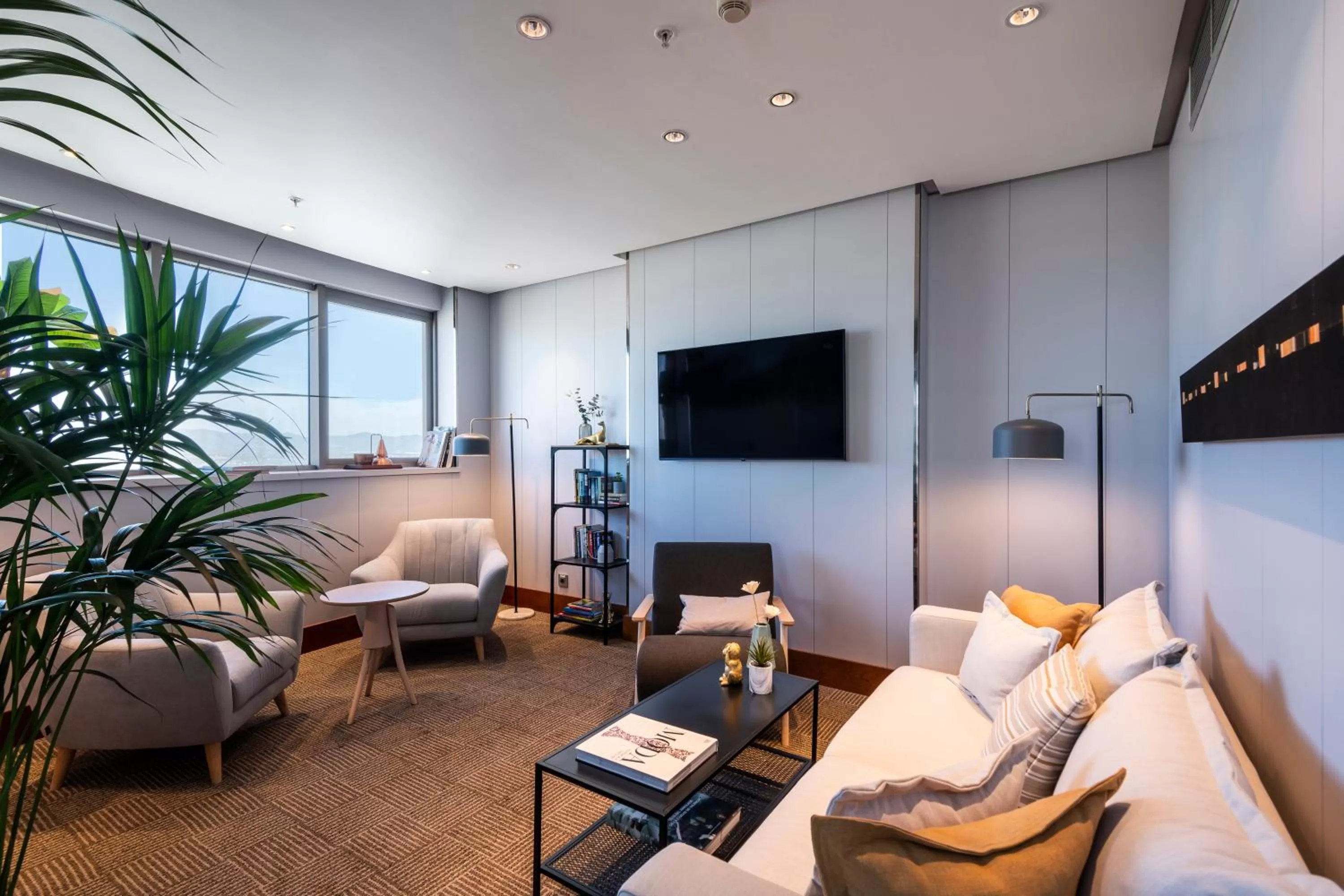 Communal lounge/ TV room, Bed in Melia Valencia