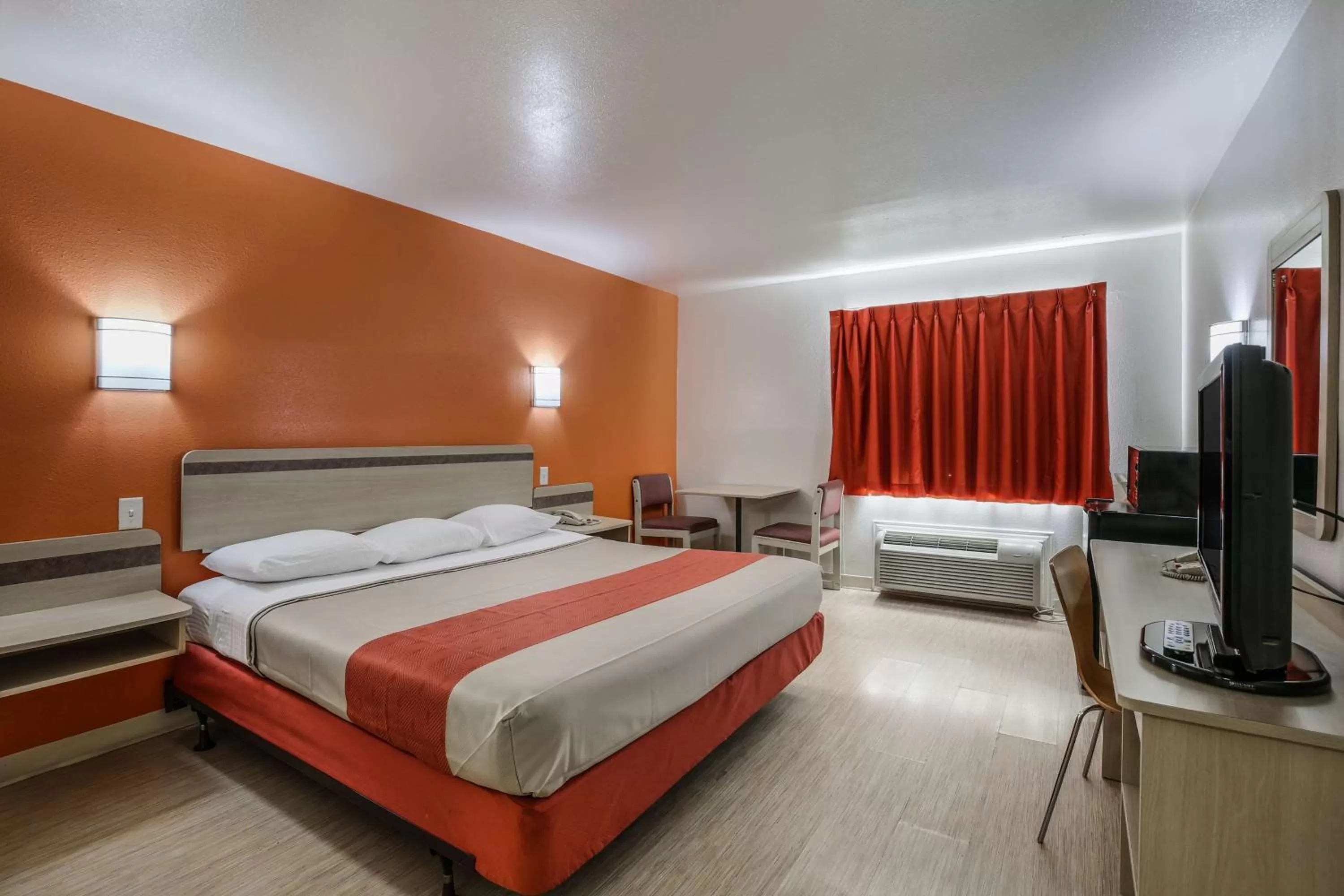 TV and multimedia, Bed in Motel 6-Pasadena, TX