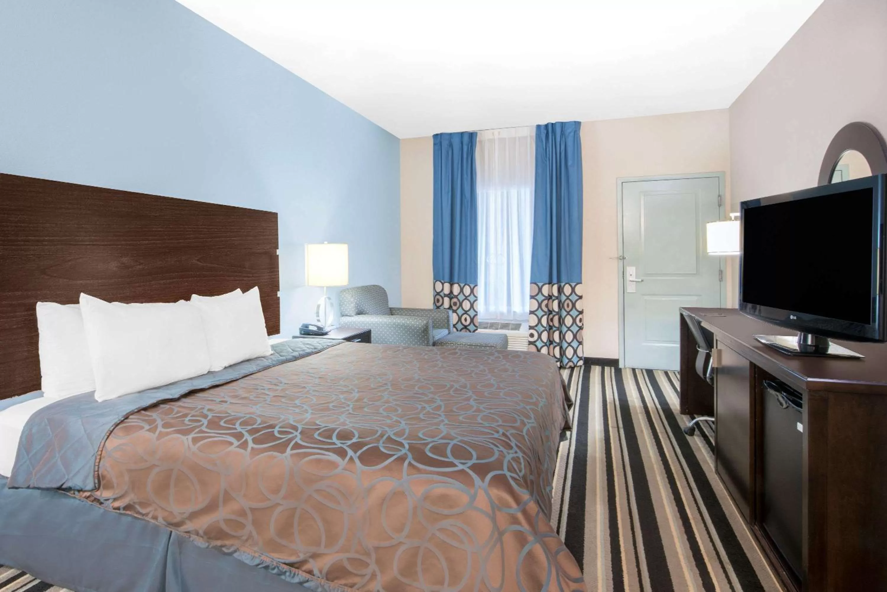 Photo of the whole room, Bed in Super 8 by Wyndham Dilley TX