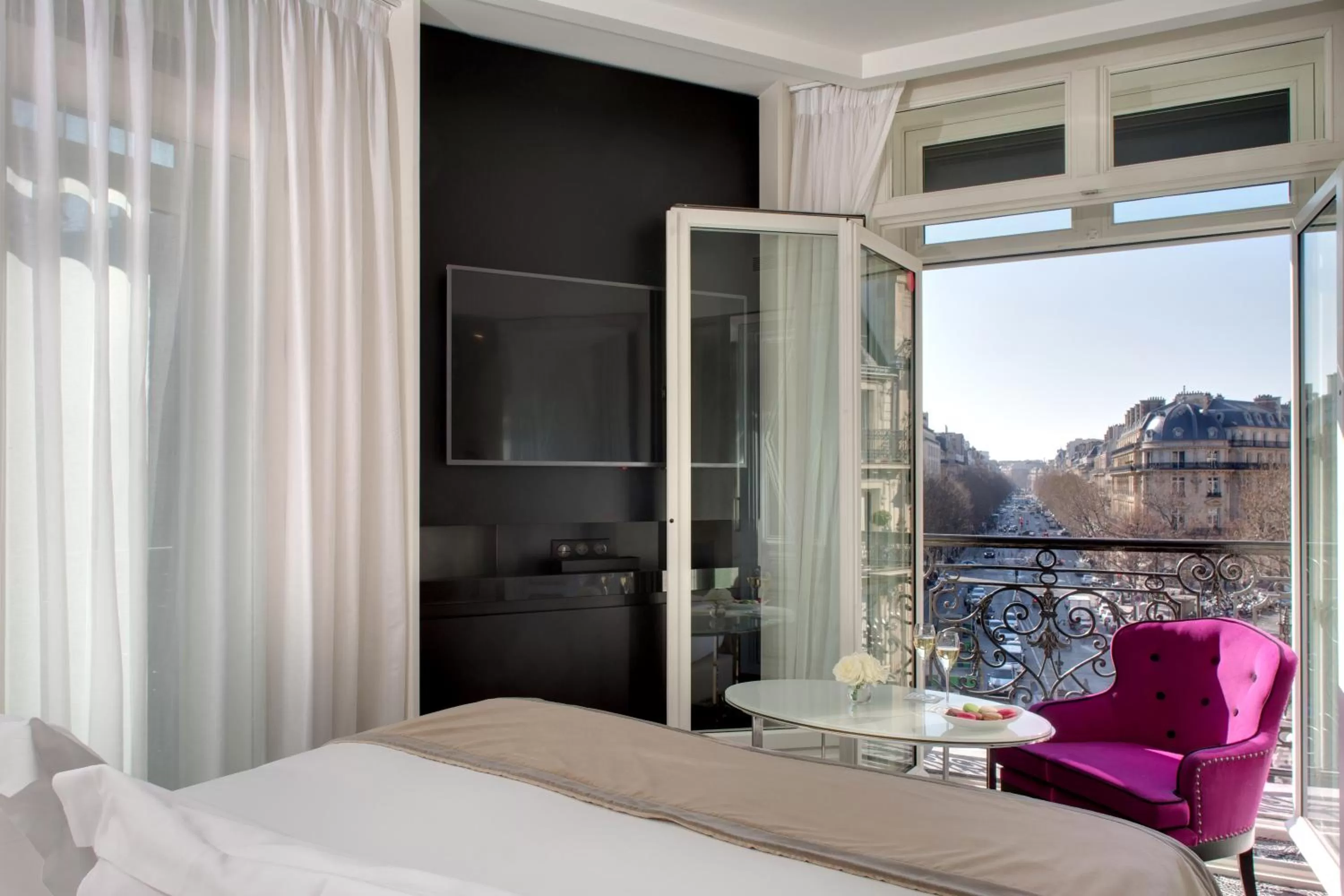 Photo of the whole room, Bed in La Villa Haussmann