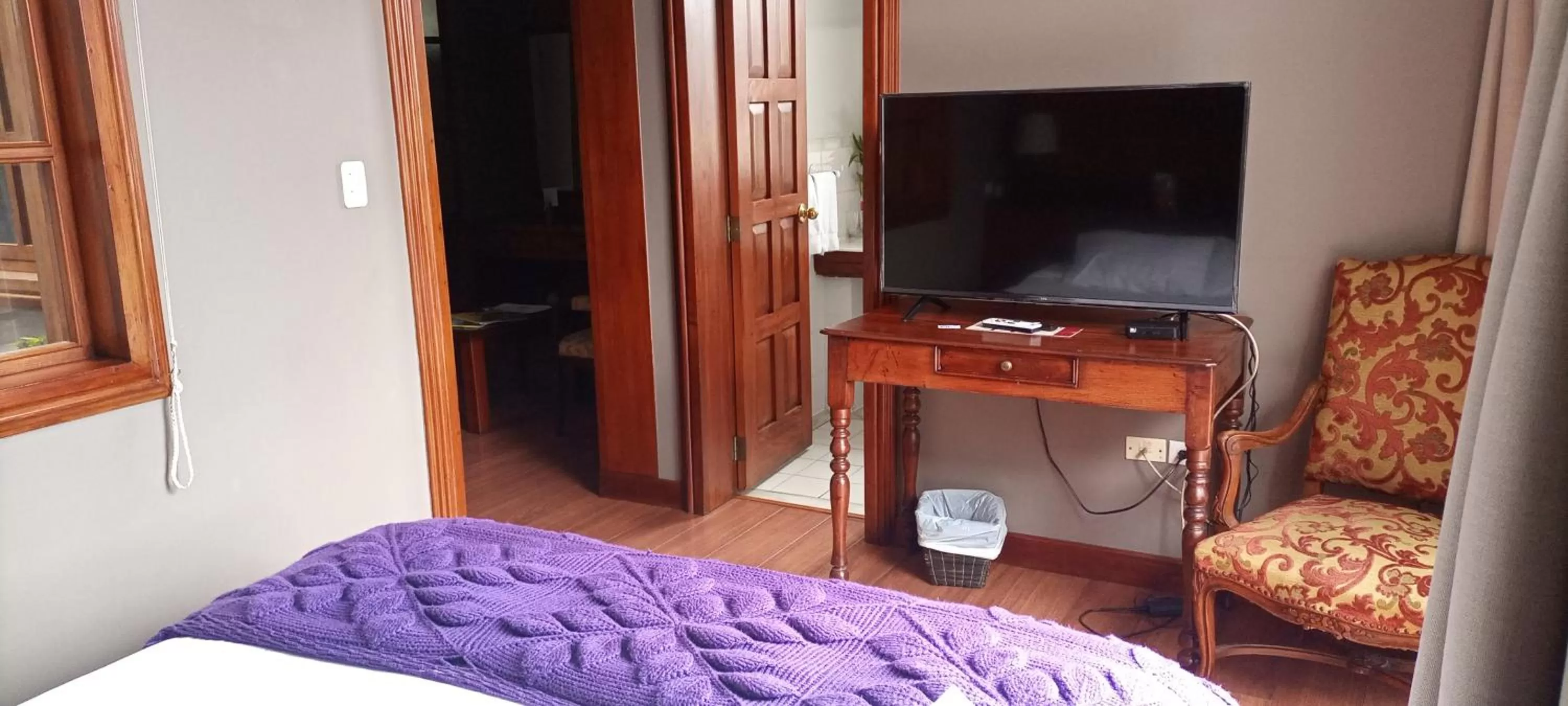 Bed, TV/Entertainment Center in Hotel Victoria