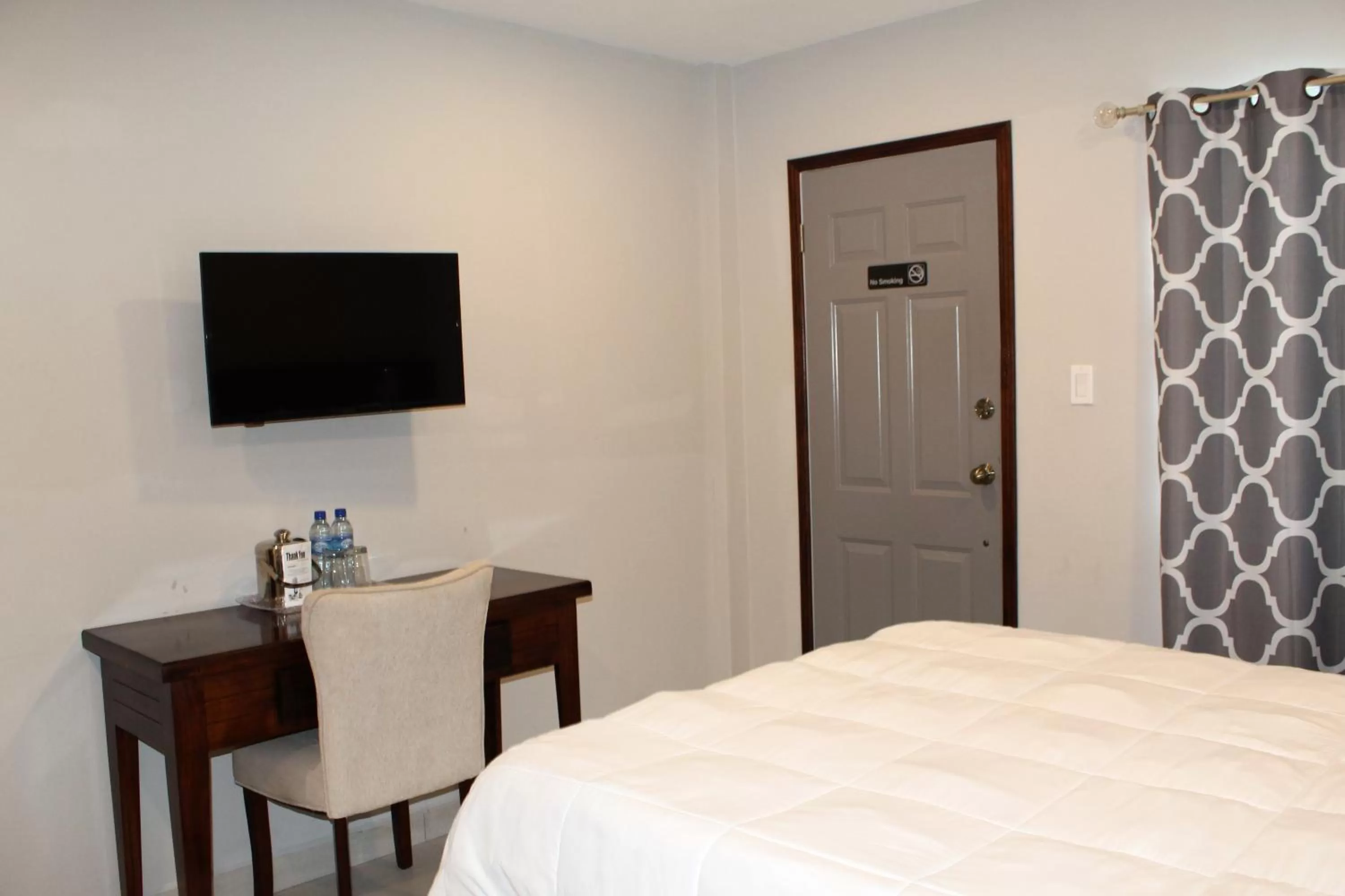 TV and multimedia, Bed in Barefoot Caye Caulker Hotel