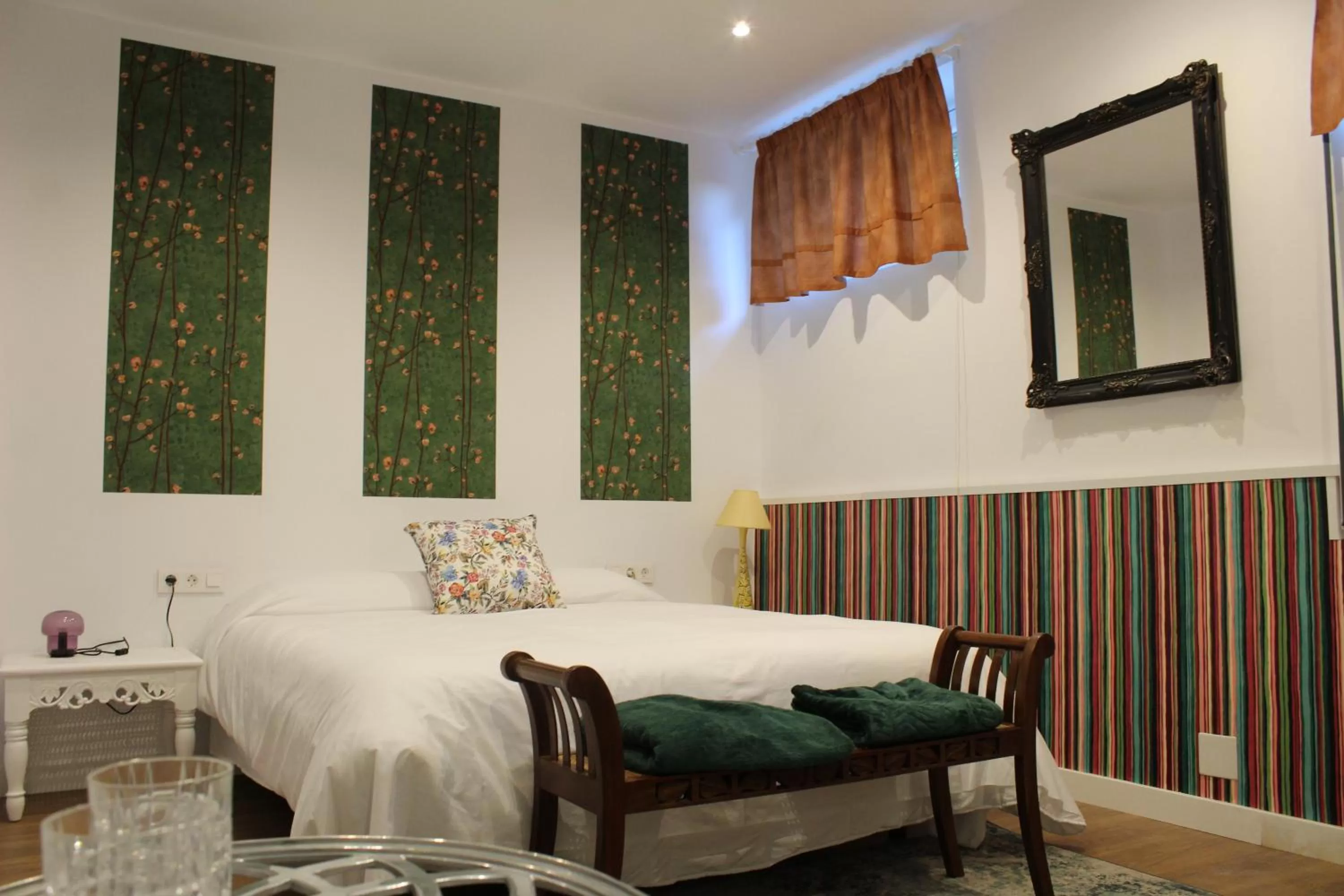 Photo of the whole room, Bed in finca dos Mares