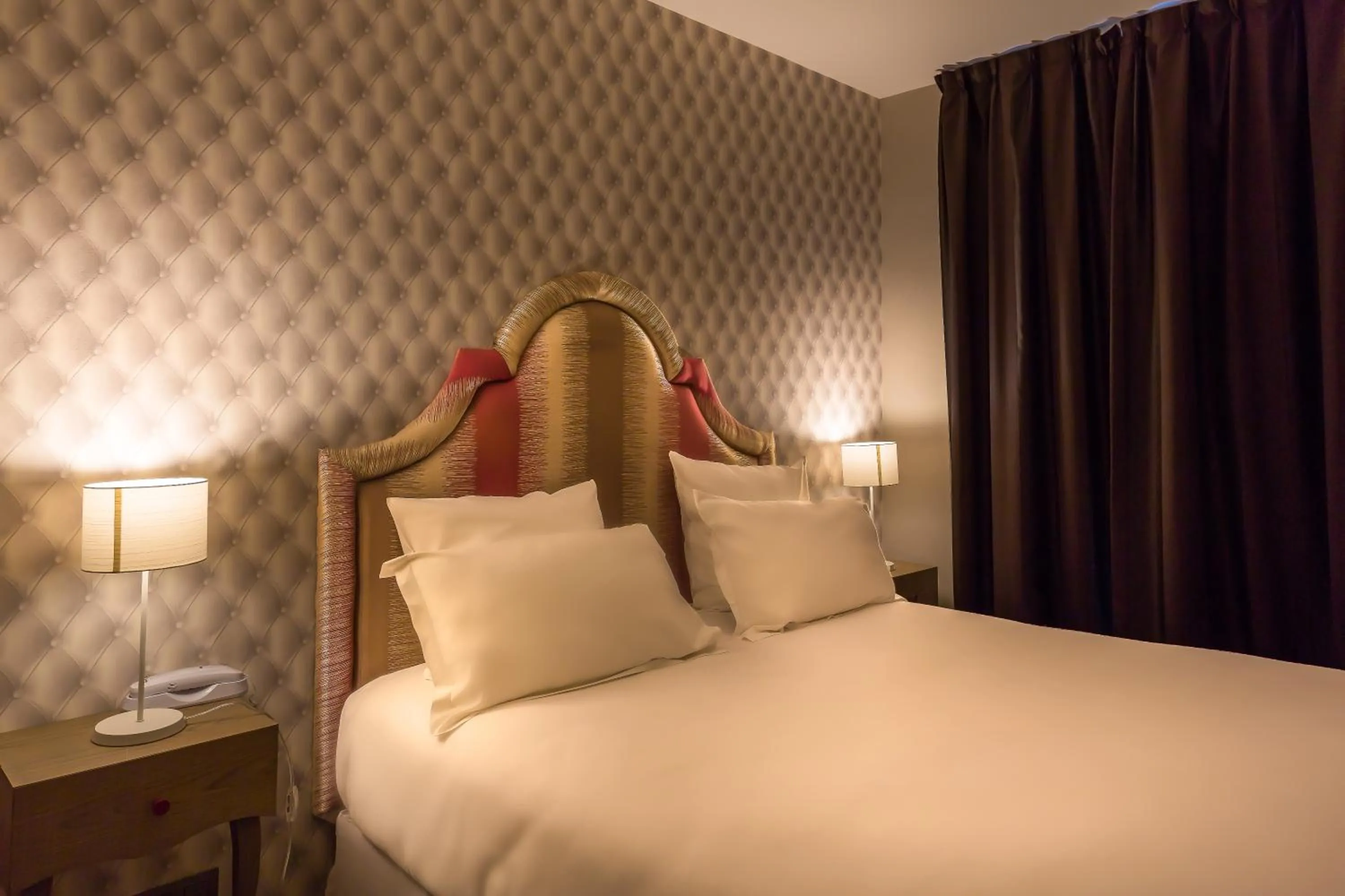 Bedroom, Bed in Hôtel La Parizienne - Proche Montparnasse