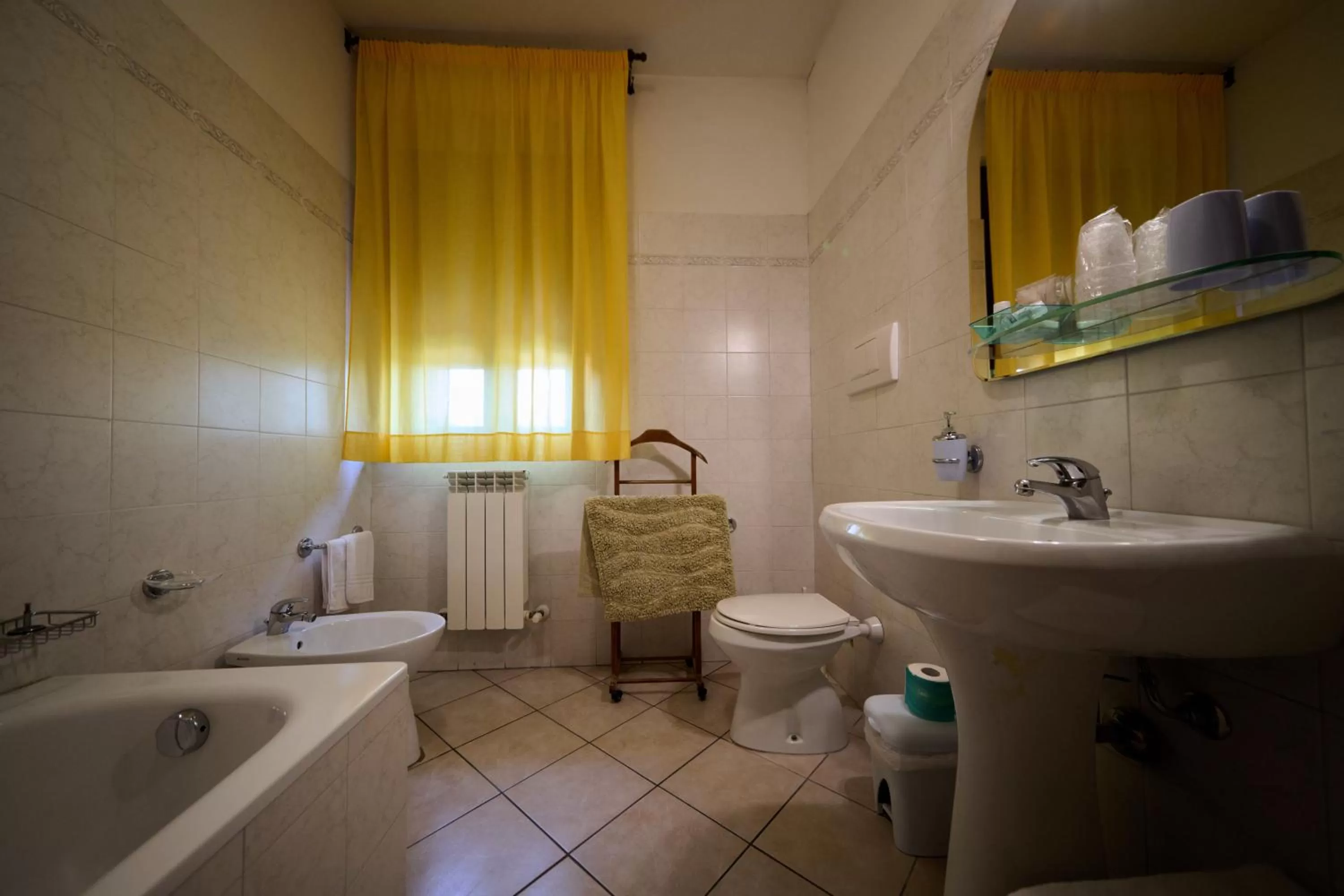 Bathroom in Albergo Shine