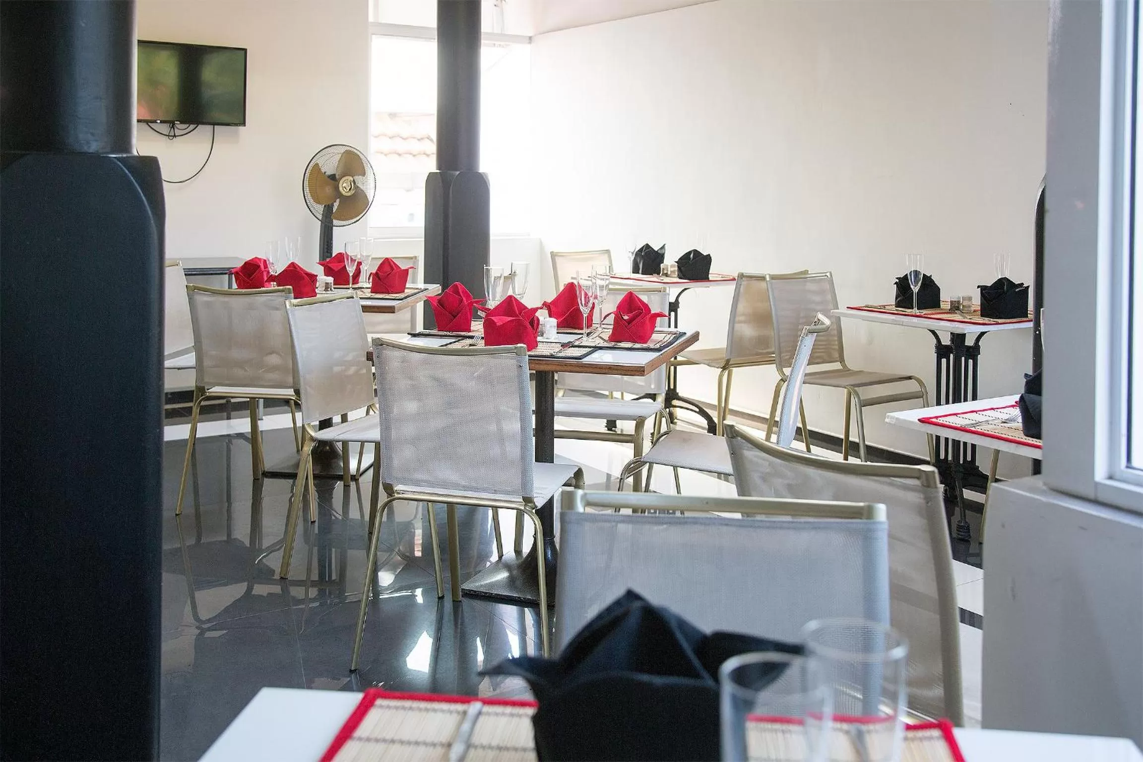 Restaurant/places to eat in Suriya Arana