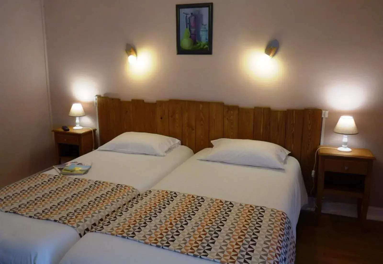 Twin Room in Logis Hôtel Le Cygne Twin Room in Logis Hôtel Le Cygne